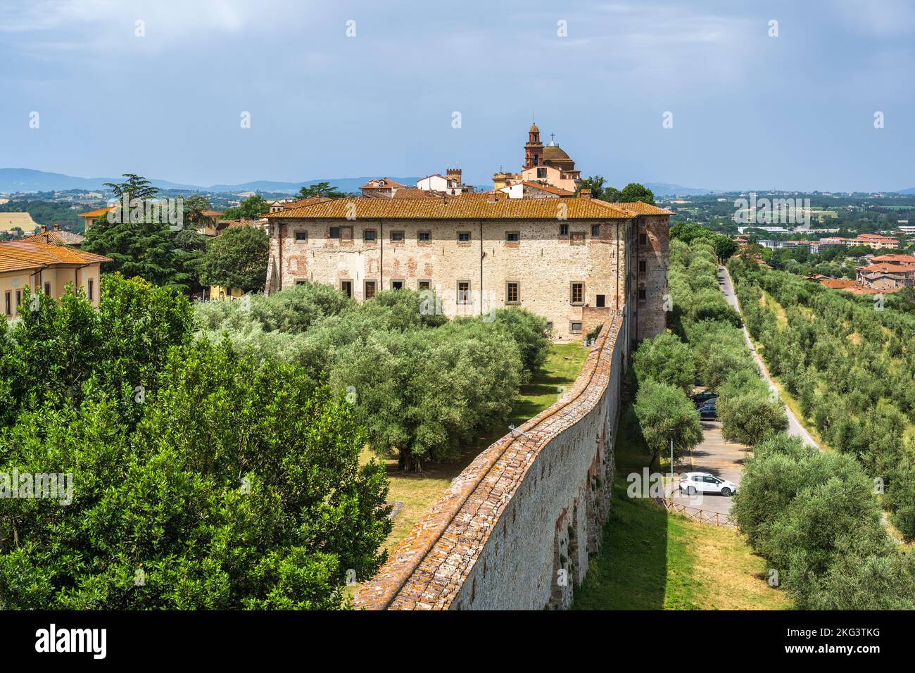 Palazzo della Corgna e passerella chiusa in cima alla cinta muraria che conduce alla fortezza di Castiglione del Lago, provincia di Perugia, Umbria, Italia Foto Stock