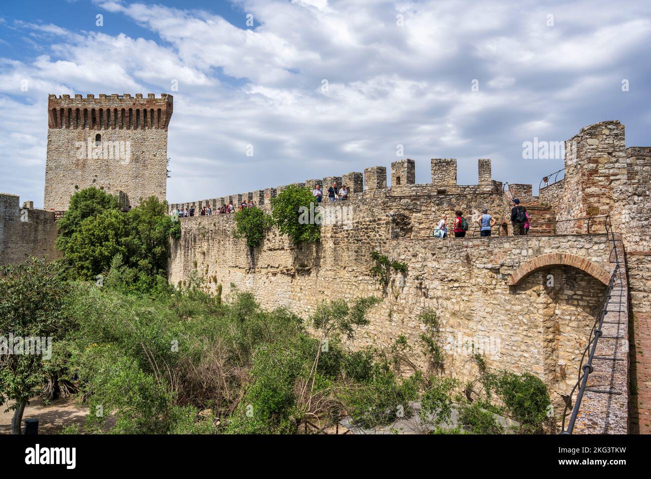Turisti che camminano le mura della Rocca del Leone nel centro storico di Castiglione del Lago, provincia di Perugia, Umbria, Italia Foto Stock