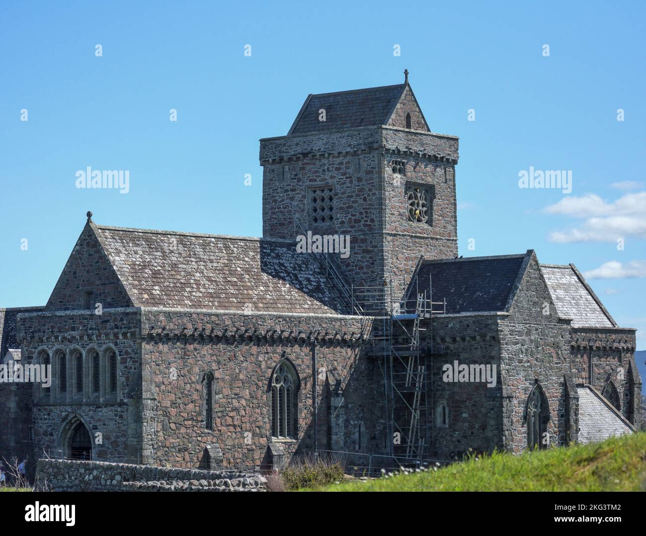 Iona Abbey, Monastero Isola di Iona mostra il lavoro di ritorazione con impalcature al sole estivo. Ritiro cristiano. Storia del cristianesimo. raid Viking Foto Stock