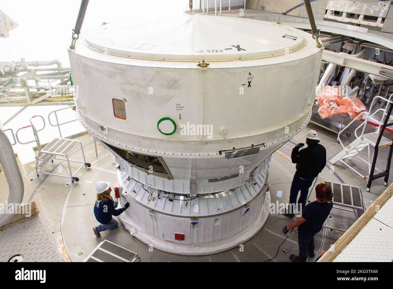 JPSS-2 trasporto di coda in barca e Mate. All'interno del Vandenberg Space Force base (VIF) della Vertical Integration Facility (VIF) in California, i tecnici si assicurano che l'atlante V della United Launch Alliance (ULA) salga sul palco superiore del razzo il 4 ottobre 2022, per la missione della NOAA (National Oceanic and Atmospheric Administration) e Joint Polar satellite System-2 (JPSS-2) della NASA. La chiocciola è il pezzo di collegamento dell'hardware di volo che unisce lo stadio superiore Atlas V con la carenatura del carico utile, l'involucro protettivo che circonda il satellite JPSS-2. Una volta che la carenatura del carico utile arriva al VIF, t Foto Stock
