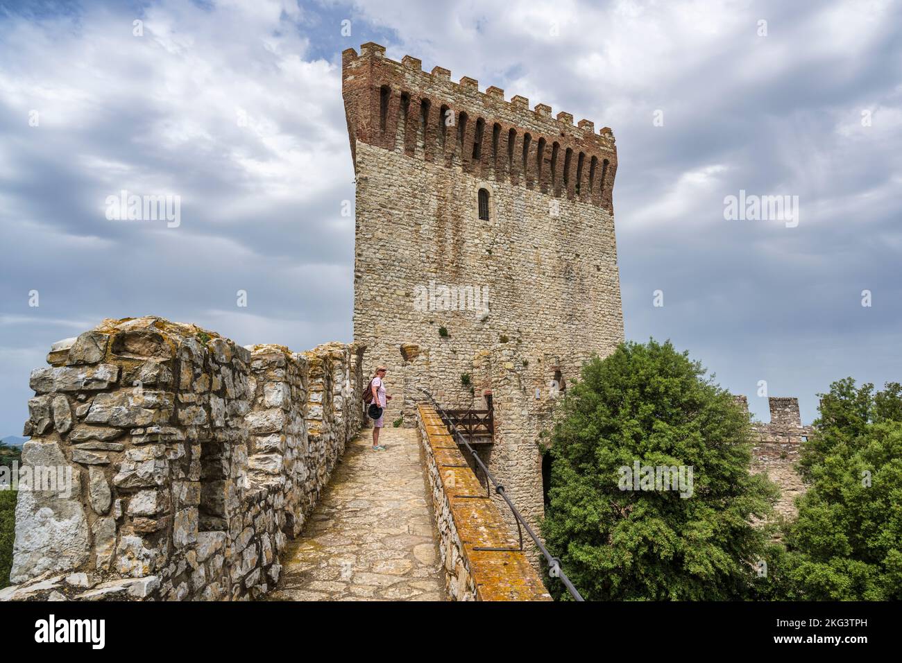 Vista lungo le mura del Bastione di Rocca del Leone nel centro storico di Castiglione del Lago, provincia di Perugia, Umbria, Italia Foto Stock