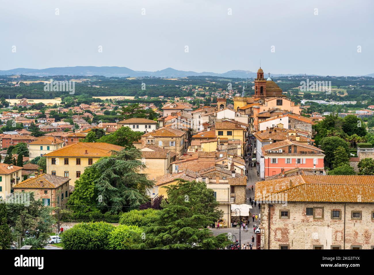 Veduta aerea della strada principale (Via Vittorio Emanuele) nel centro storico di Castiglione del Lago, Provincia di Perugia, Umbria, Italia Foto Stock