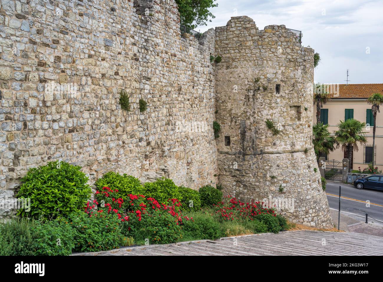 Mura medievali e scalini che portano all'ingresso principale del centro storico di Castiglione del Lago, provincia di Perugia, Umbria, Italia Foto Stock
