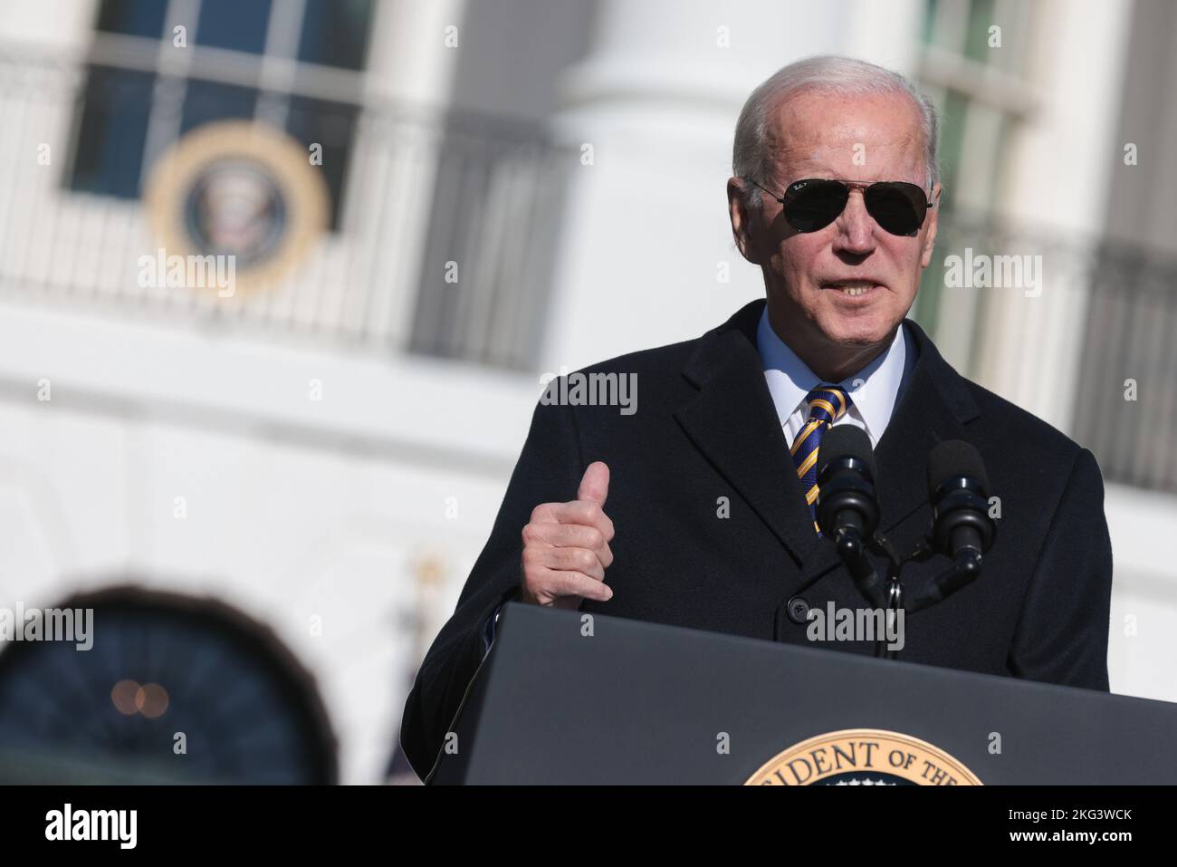 Washington, Stati Uniti. 21st Nov 2022. Il presidente Joe Biden parla ad un evento in cui si perdonerà il National Thanksgiving Turkeys Lunedi, 21 novembre 2022, sul prato sud della Casa Bianca a Washington, DC. I due tacchini provengono dal North Carolina e i loro nomi sono 'Chocolate' e 'chip'. Foto di Oliver Contreras/UPI Credit: UPI/Alamy Live News Foto Stock