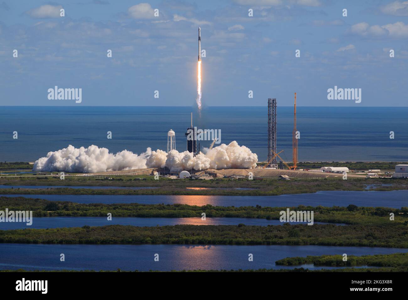 Il Falcon 9 lanciò Dragon Endurance dal Kennedy Space Center LC-39A il 5 ottobre 2022, trasportando gli astronauti della NASA Nicole Mann, Josh Cassada, Koichi Wakata e il cosmonauta Roscosmos Anna Kikina alla ISS per una missione scientifica nell'ambito del Commercial Crew Program. Foto Stock