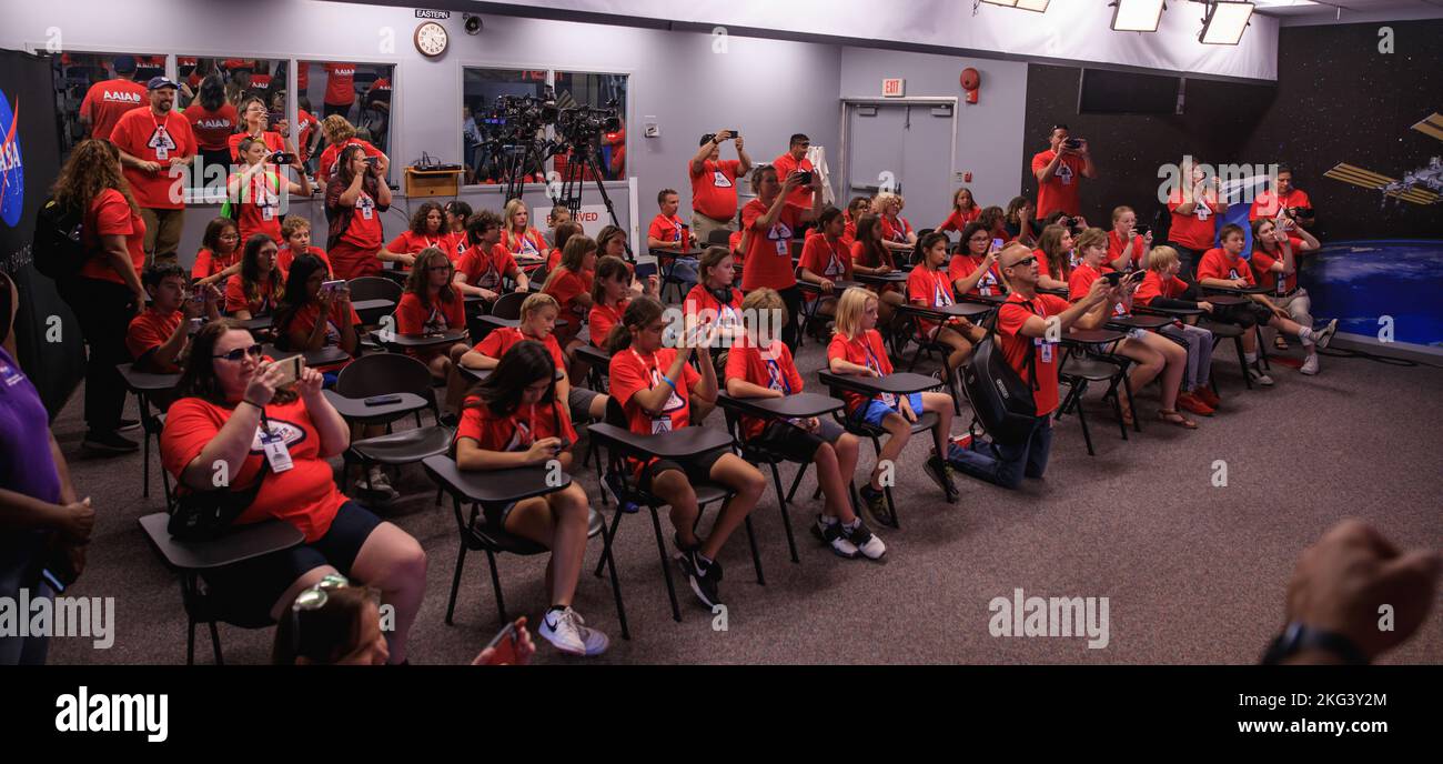 Gli studenti della riserva indiana di Flathead hanno partecipato a un finto briefing di notizie presso il John Holliman Auditorium del Kennedy Space Center il 6 ottobre 2022, durante il programma Students to Launch per impegnarsi con LE carriere STEM e spaziali. Foto Stock