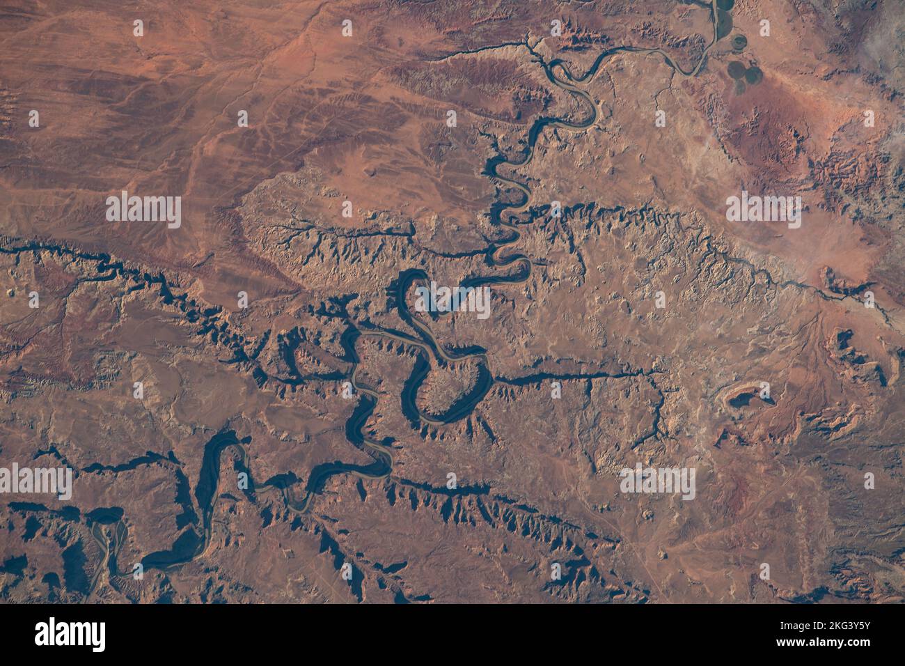 Osservazione della Terra effettuata dall'equipaggio della spedizione 68. Iss068e015304 (ott 11, 2022) --- il Green River serpeggia attraverso il Canyonlands National Park vicino a Moab, Utah, in questa fotografia dalla Stazione spaziale Internazionale mentre orbitava 262 miglia sopra lo Stato di Beehive. Credito: NASA/Kjell Lindgren Foto Stock