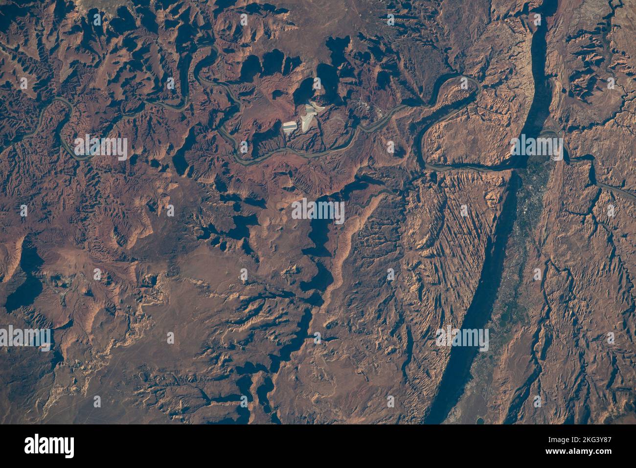 Osservazione della Terra effettuata dall'equipaggio della spedizione 68. Iss068e015308 (ott 11, 2022) --- Moab, Utah, e il fiume Colorado sono raffigurati dalla Stazione spaziale Internazionale mentre orbitava 262 miglia sopra lo Stato di Beehive. Credito: NASA/Kjell Lindgren Foto Stock