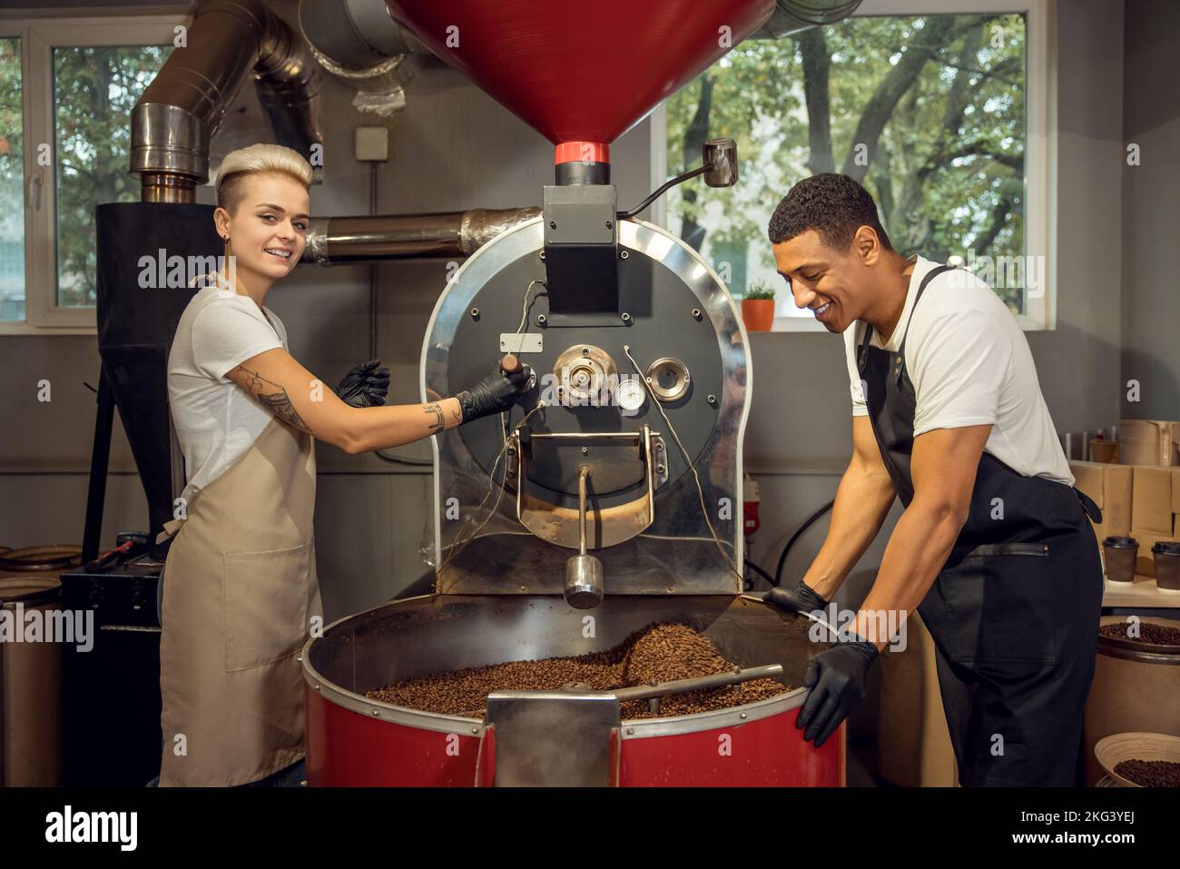 Personale professionale che lavora ad una maestria di caffè Foto Stock