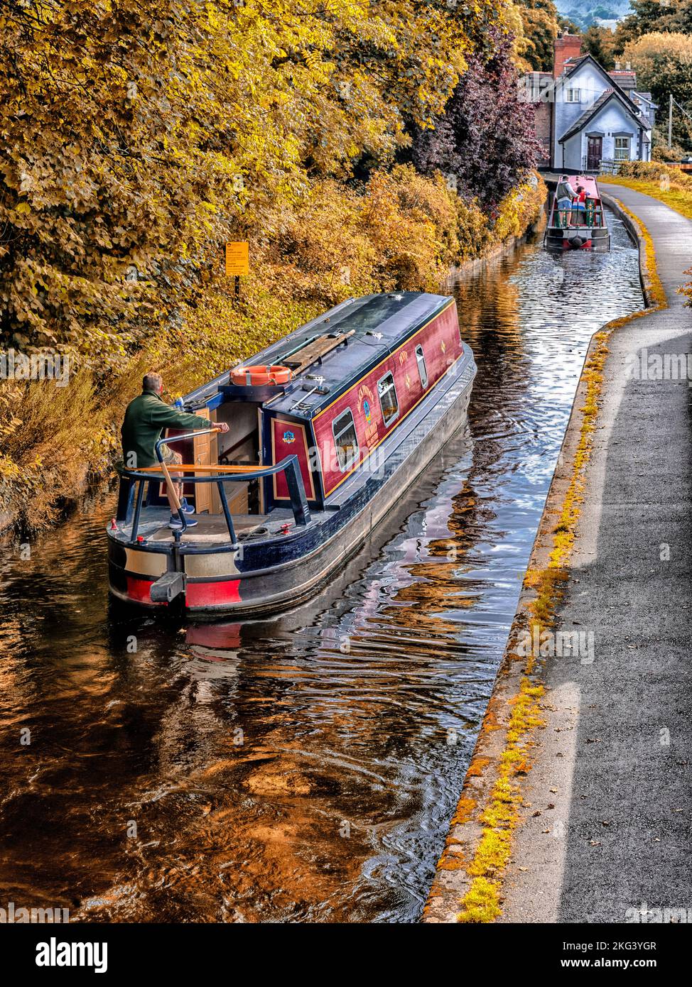 Vista panoramica del canale di Llangollen mentre si avvicina a Llangollen Wharf, Llangollen, Denbighshire, Galles, Regno Unito Foto Stock