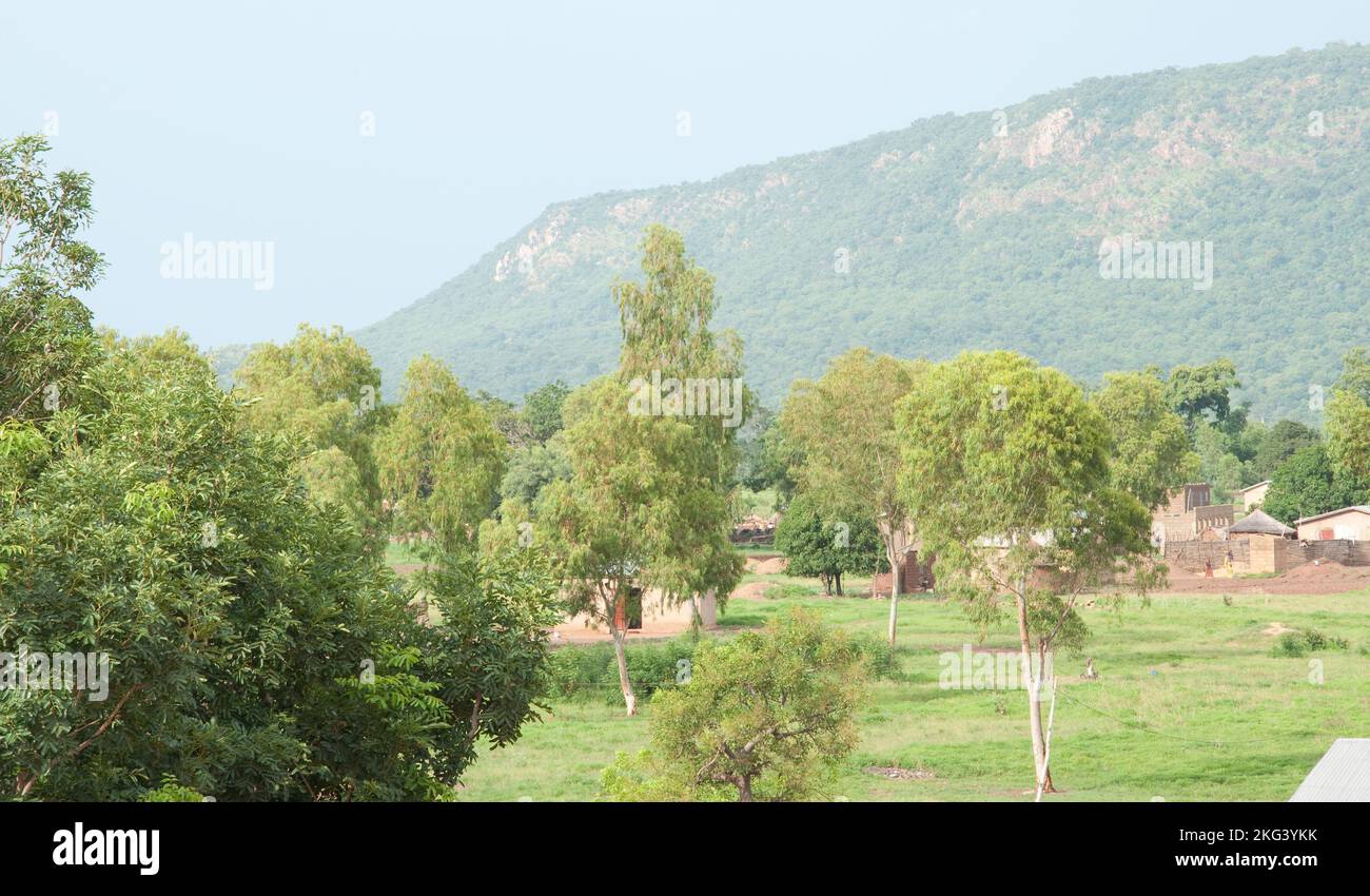 Atacora montagne, zone rurali di Tangueta, alberi, alcuni edifici, campi, Tangueta, Atacora, Benin Foto Stock