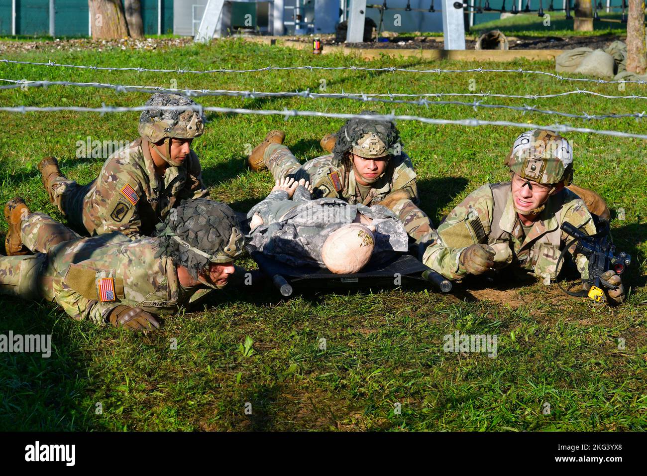 I paracadutisti dell'esercito degli Stati Uniti assegnati alla Brigata aerea 173rd testano le loro abilità mediche durante la formazione di una settimana come parte del Badge di Infantryman esperto, Badge di Soldato esperto e Badge medico di campo esperto a Caserma del DIN, Vicenza, Italia, 28 ottobre 2022. I soldati devono completare un certo numero di prerequisiti e superare una batteria di test graduati sulle abilità di fanteria di base. Lo scopo di questa formazione è quello di costruire fiducia e competenza all'interno delle nostre formazioni sulle abilità e le tattiche di base del soldato, e contribuire a sostenere il ruolo dell'esercito come un'organizzazione letale, disciplinata e professionale così Foto Stock