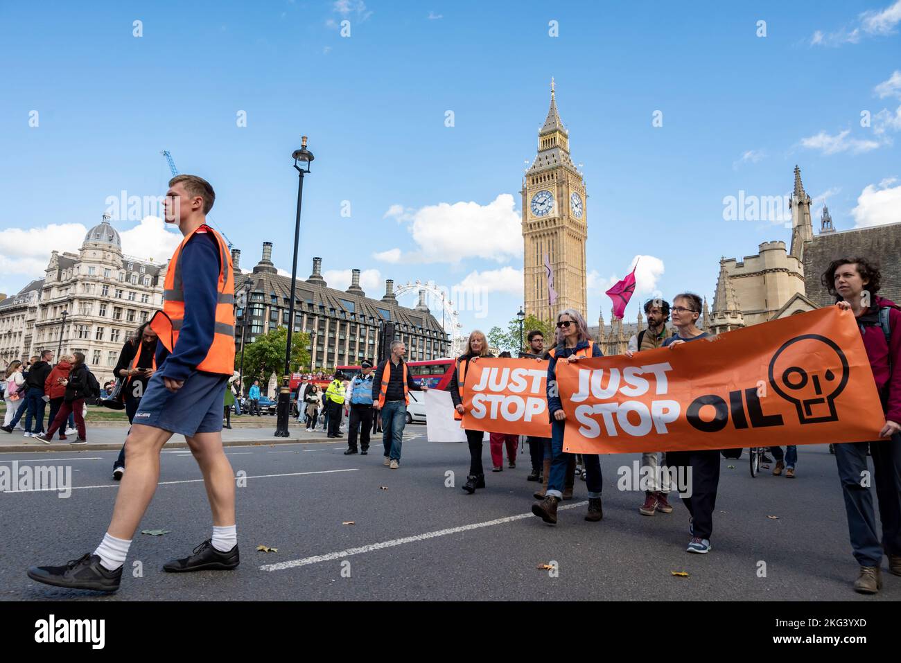 Protesta il petrolio 'Just Stop Oil' a Londra intorno ai punti di riferimento della città Foto Stock