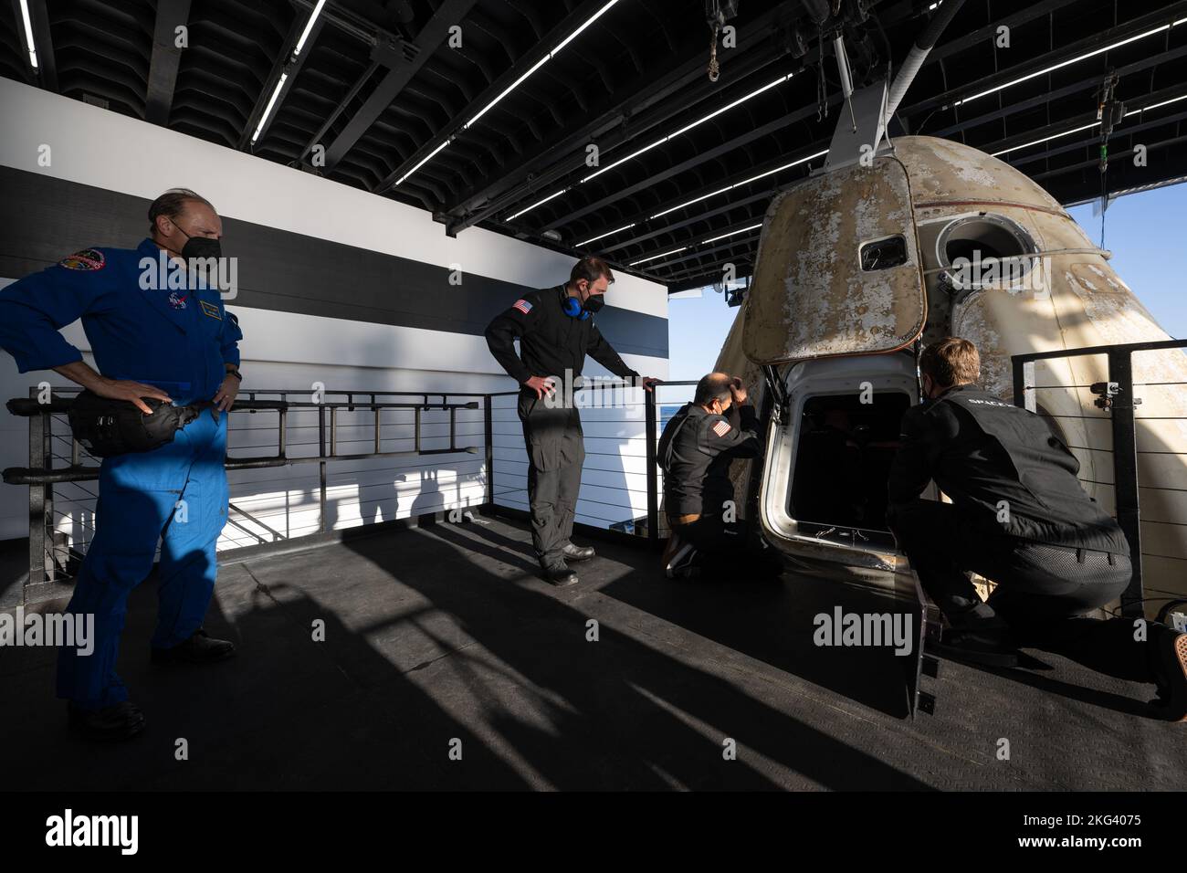 SpaceX Crew-4 Splashdown della NASA. Il chirurgo di volo della NASA Joe Dervay, a sinistra, guarda come le squadre SpaceX aiutano i membri dell'equipaggio 4 a bordo della navicella spaziale SpaceX Crew Dragon Freedom a bordo della nave di recupero SpaceX Megan nell'Oceano Atlantico al largo della costa di Jacksonville, Florida, Venerdì, 14 ottobre 2022. Gli astronauti della NASA Kjell Lindgren, Robert Hines, Jessica Watkins e l'astronauta dell'ESA (Agenzia spaziale europea) Samantha Cristoforetti tornano dopo 170 giorni nello spazio come parte delle Expeditions 67 e 68 a bordo della Stazione spaziale Internazionale. Foto Stock