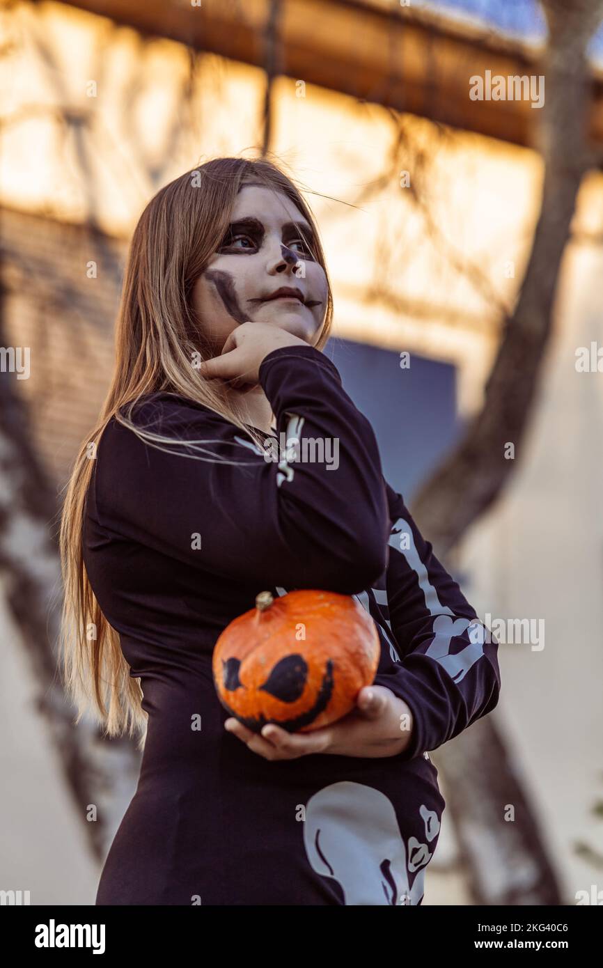 I bambini festeggiano una festa in costume di Halloween nel giardino sul retro Foto Stock