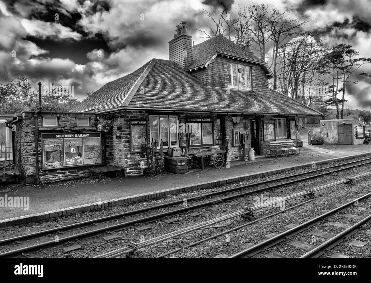 Stazione ferroviaria di Woody Bay, edificio della stazione, Lynton & Barnstable Railway, Lynton, North Devon, Devon, Inghilterra, REGNO UNITO. Foto Stock Stazione ferroviaria di Woody Bay, edificio della stazione, Lynton & Barnstable Railway, Lynton, North Devon, Devon, Inghilterra, REGNO UNITO. Foto Stock