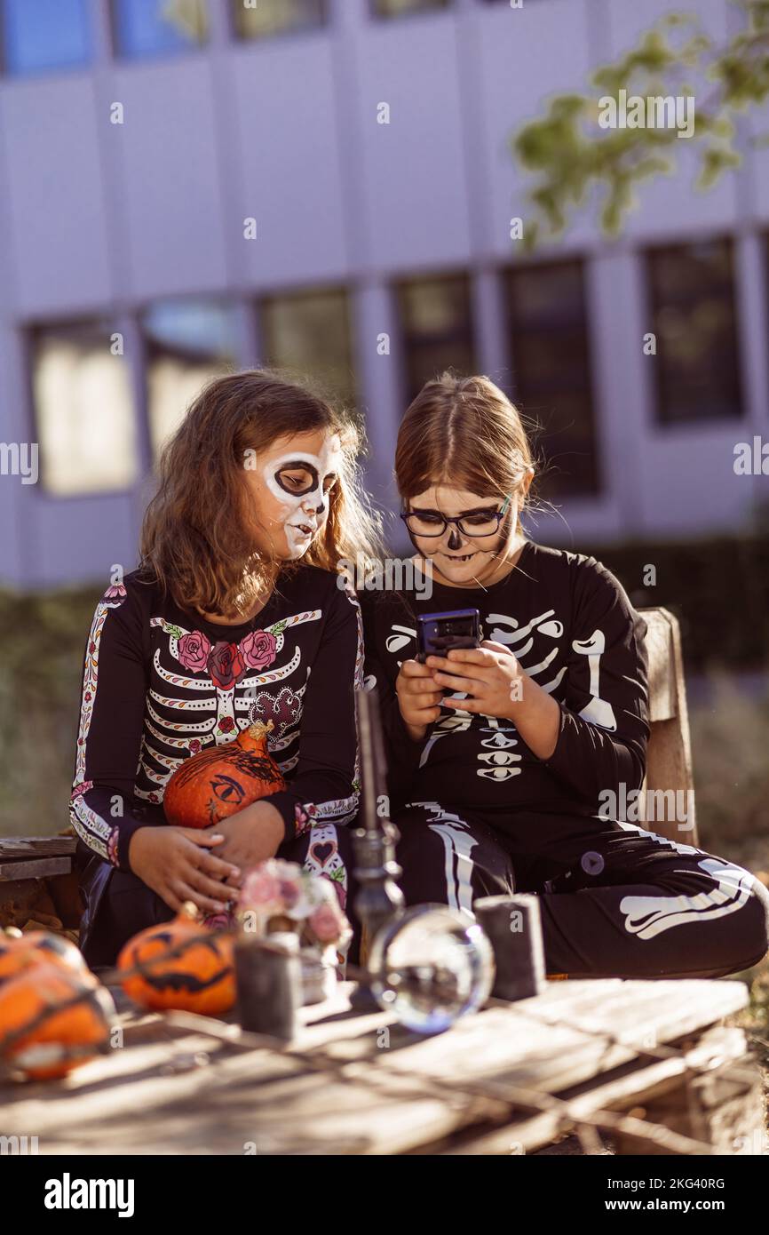 I bambini festeggiano una festa in costume di Halloween nel giardino sul retro Foto Stock