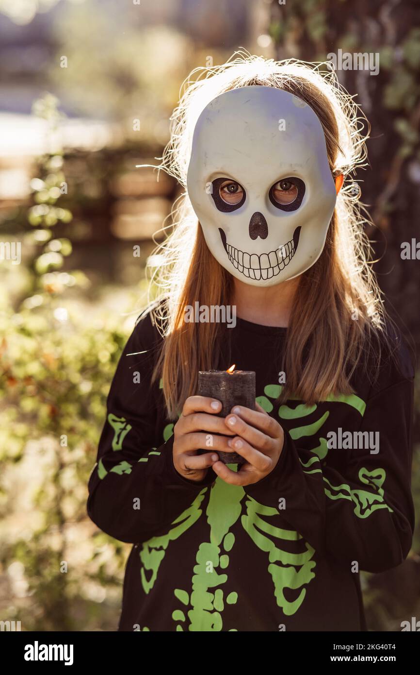 I bambini festeggiano una festa in costume di Halloween nel giardino sul retro Foto Stock