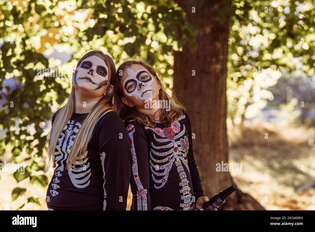I bambini festeggiano una festa in costume di Halloween nel giardino sul retro Foto Stock