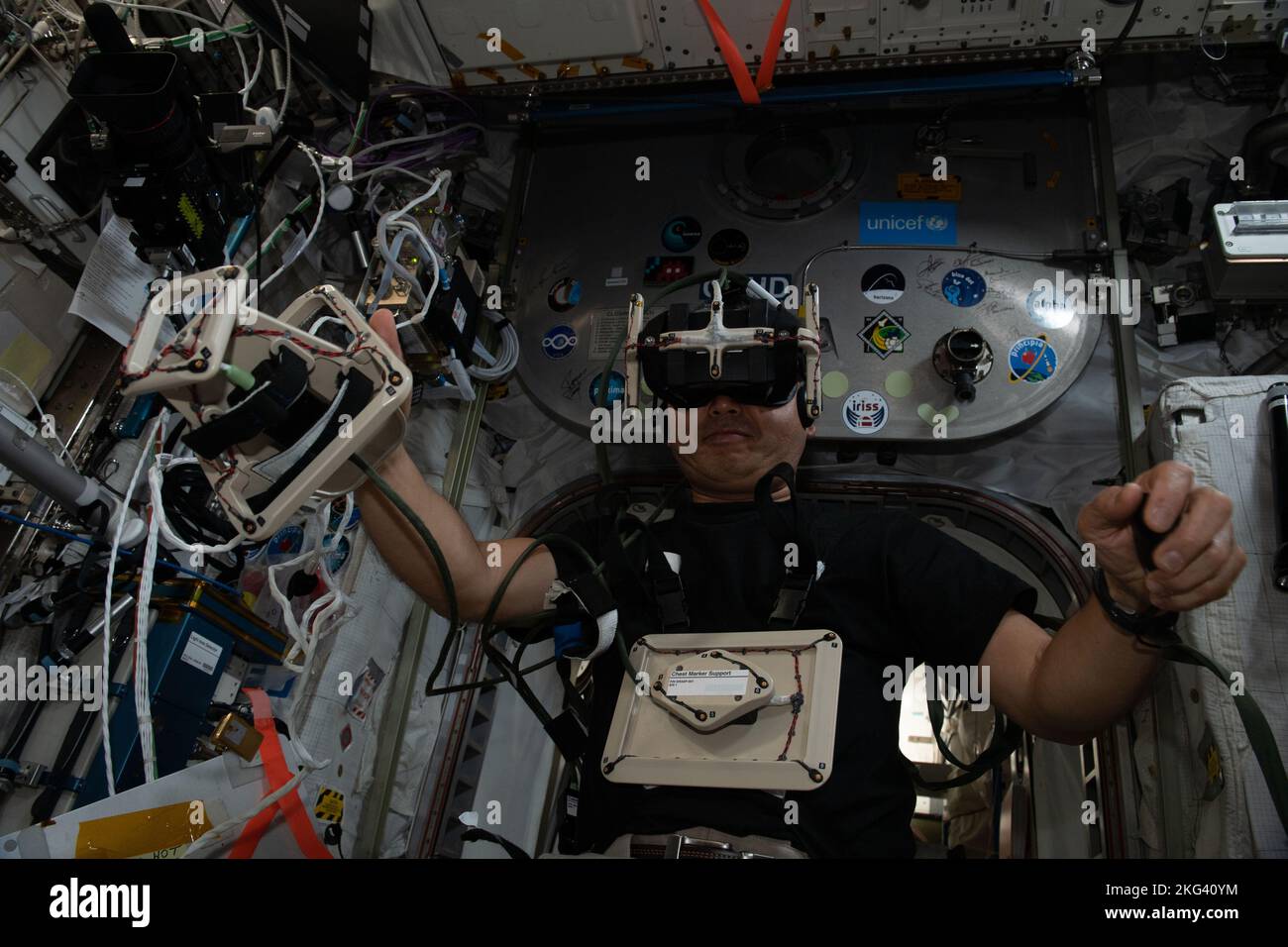 L'astronauta JAXA Koichi Wakata indossa un visore per la realtà virtuale a bordo della ISS per lo studio della PRESA, esaminando gli effetti della microgravità sul sistema nervoso centrale e la funzione di portata a presa. Foto Stock