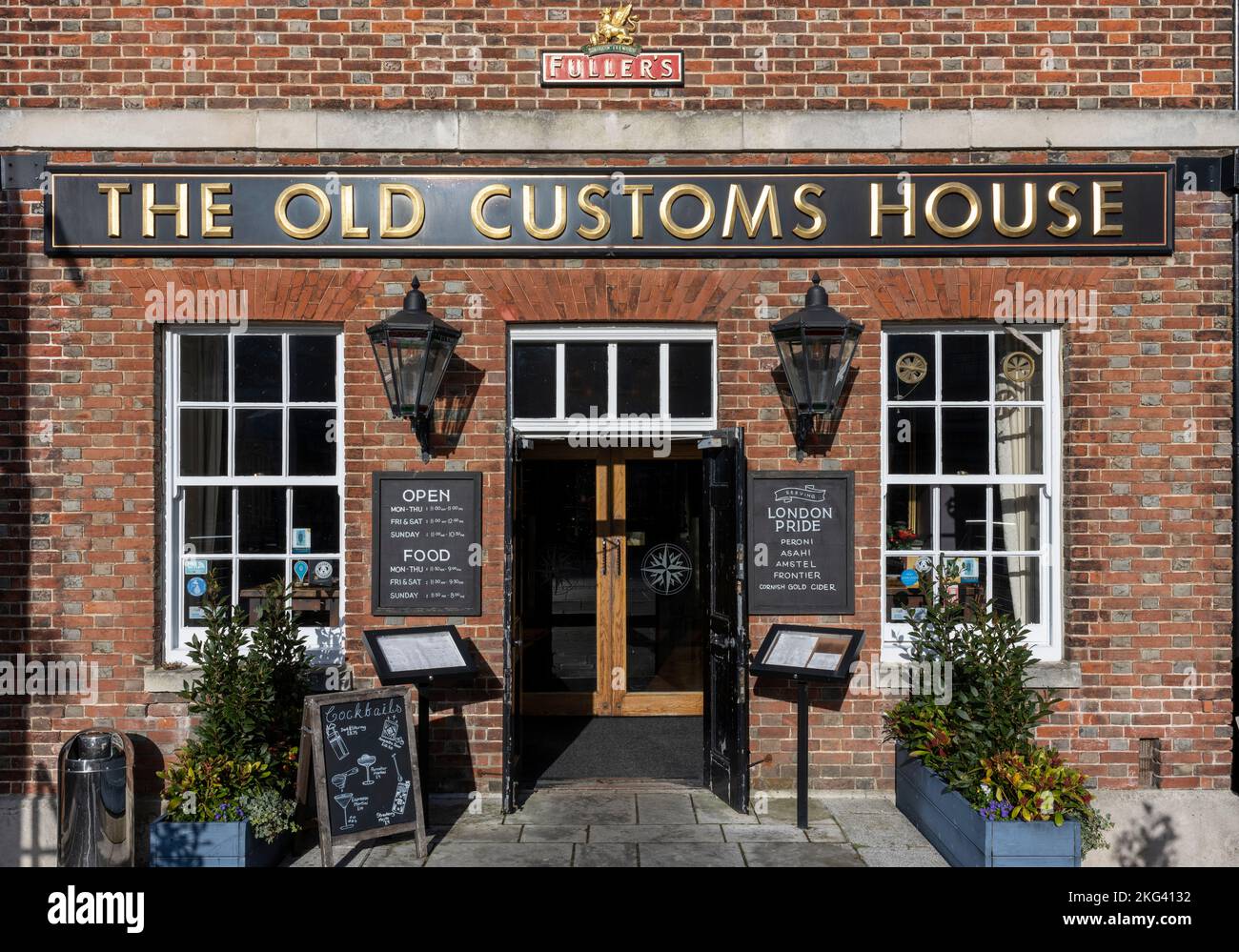 The Old Customs House Public House - un pub Fullers - Gunwharf Quays, Portsmouth, Hampshire, Inghilterra, Regno Unito Foto Stock