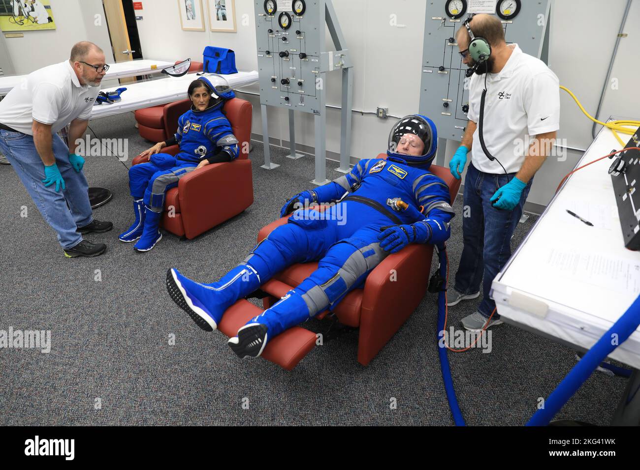 Formazione Boeing Crew. Da sinistra, l'astronauta della NASA Suni Williams, pilota del Boeing Crew Flight Test (CFT), guarda come l'astronauta della NASA Barry “Butch” Wilmore, comandante del CFT, controlla la sua tuta spaziale e il casco durante un test di convalida dell'equipaggio all'interno dell'astronauta Crew Quarters al Kennedy Space Center della NASA in Florida il 18 ottobre 2022. Williams e Wilmore, insieme a Mike Fincke, pilota di test delle navicelle spaziali di backup CFT, con l'assistenza del team Boeing, hanno completato con successo il test di convalida durante il quale hanno adattato e testato il modulo equipaggio pressurizzato per garantire il montaggio del sedile, la funzionalità delle tute, la cabina Foto Stock Formazione Boeing Crew. Da sinistra, l'astronauta della NASA Suni Williams, pilota del Boeing Crew Flight Test (CFT), guarda come l'astronauta della NASA Barry “Butch” Wilmore, comandante del CFT, controlla la sua tuta spaziale e il casco durante un test di convalida dell'equipaggio all'interno dell'astronauta Crew Quarters al Kennedy Space Center della NASA in Florida il 18 ottobre 2022. Williams e Wilmore, insieme a Mike Fincke, pilota di test delle navicelle spaziali di backup CFT, con l'assistenza del team Boeing, hanno completato con successo il test di convalida durante il quale hanno adattato e testato il modulo equipaggio pressurizzato per garantire il montaggio del sedile, la funzionalità delle tute, la cabina Foto Stock