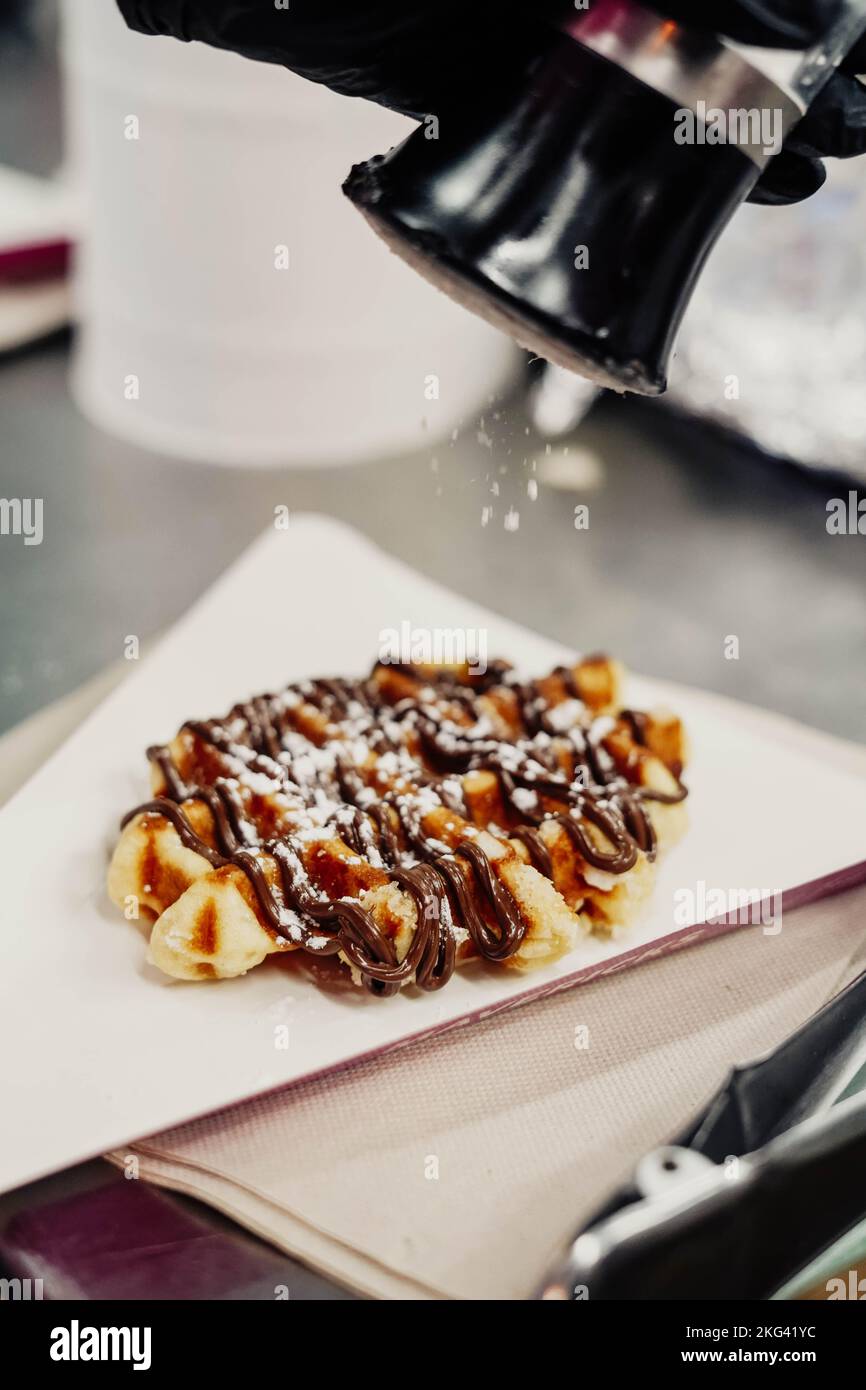 Deliziosi waffle con sciroppo di cioccolato da portare sempre con te Foto Stock