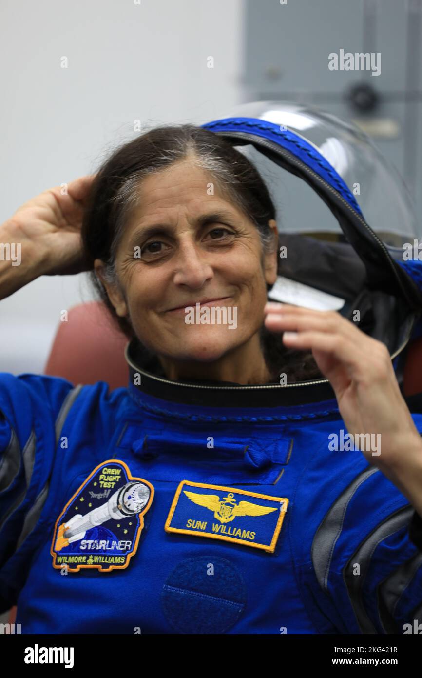 Formazione Boeing Crew. L'astronauta della NASA Suni Williams, pilota del Boeing’s Crew Flight Test (CFT), controlla la sua tuta spaziale e il suo casco durante un test di convalida dell'equipaggio all'interno degli astronauti Crew Quarters presso il Kennedy Space Center della NASA in Florida il 18 ottobre 2022. Williams, insieme agli astronauti della NASA Barry “Butch” Wilmore, comandante del CFT, E Mike Fincke, pilota di prova di veicoli spaziali di backup CFT, con l'assistenza del team Boeing, ha completato con successo il test di convalida durante il quale ha adattato e testato il modulo equipaggio pressurizzato per garantire il montaggio del sedile, la funzionalità della tuta, la temperatura dell'abitacolo, il sistema audio Foto Stock Formazione Boeing Crew. L'astronauta della NASA Suni Williams, pilota del Boeing’s Crew Flight Test (CFT), controlla la sua tuta spaziale e il suo casco durante un test di convalida dell'equipaggio all'interno degli astronauti Crew Quarters presso il Kennedy Space Center della NASA in Florida il 18 ottobre 2022. Williams, insieme agli astronauti della NASA Barry “Butch” Wilmore, comandante del CFT, E Mike Fincke, pilota di prova di veicoli spaziali di backup CFT, con l'assistenza del team Boeing, ha completato con successo il test di convalida durante il quale ha adattato e testato il modulo equipaggio pressurizzato per garantire il montaggio del sedile, la funzionalità della tuta, la temperatura dell'abitacolo, il sistema audio Foto Stock