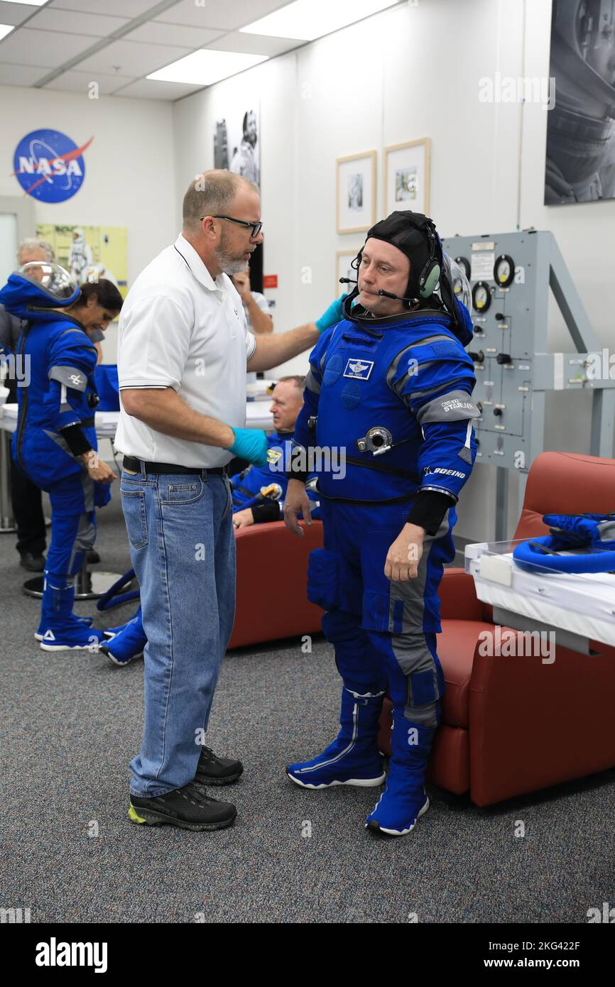Formazione Boeing Crew. Mike Fincke, astronauta della NASA, a destra, pilota di prova di navicella spaziale di riserva per il Boeing’s Crew Flight Test (CFT), controlla la sua navicella spaziale durante un test di convalida dell'equipaggio all'interno degli astronauti Crew Quarters presso il Kennedy Space Center della NASA in Florida il 18 ottobre 2022. Fincke, con gli astronauti della NASA Suni Williams e Barry “Butch” Wilmore, rispettivamente pilota e comandante del CFT, insieme all’assistenza del team Boeing, ha completato con successo il test di convalida durante il quale ha adattato e testato il modulo dell’equipaggio pressurizzato per garantire il montaggio del sedile, la funzionalità della tuta, la temperatura della cabina, au Foto Stock Formazione Boeing Crew. Mike Fincke, astronauta della NASA, a destra, pilota di prova di navicella spaziale di riserva per il Boeing’s Crew Flight Test (CFT), controlla la sua navicella spaziale durante un test di convalida dell'equipaggio all'interno degli astronauti Crew Quarters presso il Kennedy Space Center della NASA in Florida il 18 ottobre 2022. Fincke, con gli astronauti della NASA Suni Williams e Barry “Butch” Wilmore, rispettivamente pilota e comandante del CFT, insieme all’assistenza del team Boeing, ha completato con successo il test di convalida durante il quale ha adattato e testato il modulo dell’equipaggio pressurizzato per garantire il montaggio del sedile, la funzionalità della tuta, la temperatura della cabina, au Foto Stock