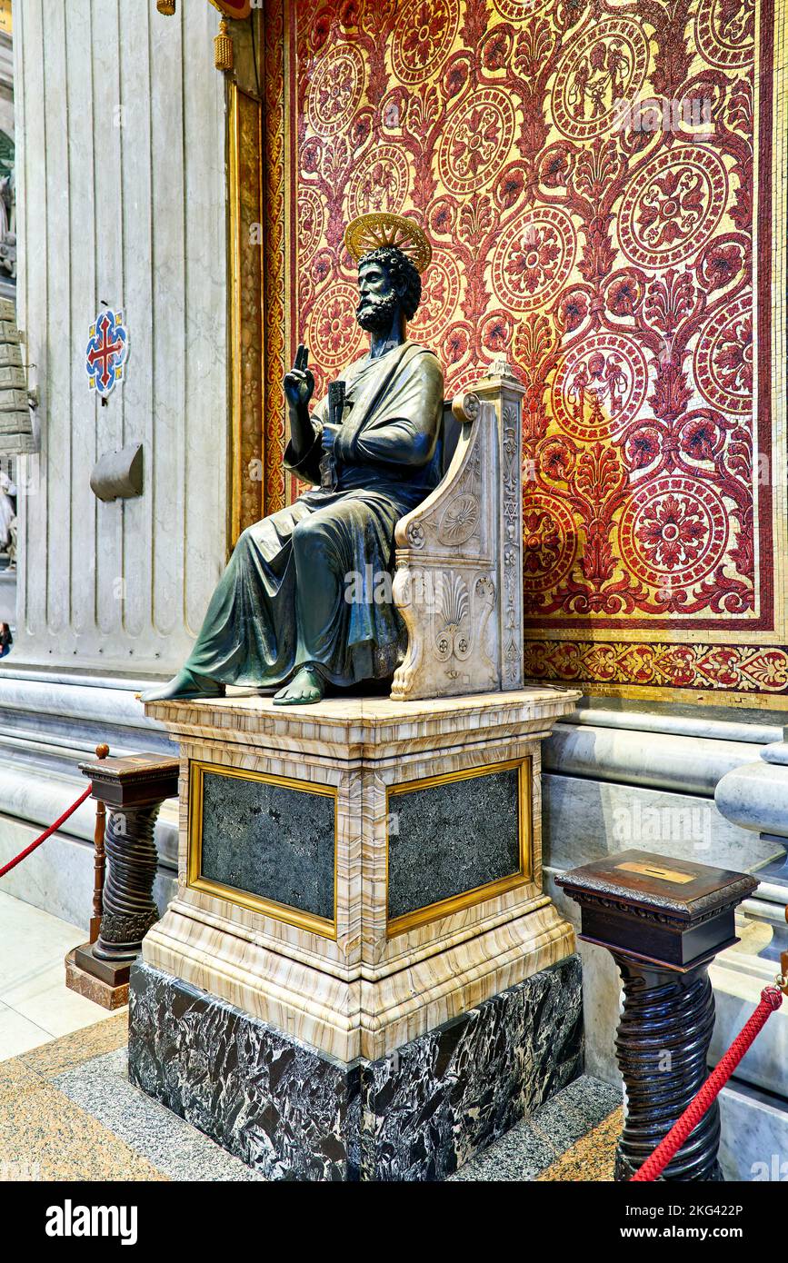 Roma Lazio Italia. Basilica di San Pietro in Piazza San Pietro. La statua in bronzo di San Pietro che custodisce le chiavi del cielo di Arnolfo di Cambio Foto Stock