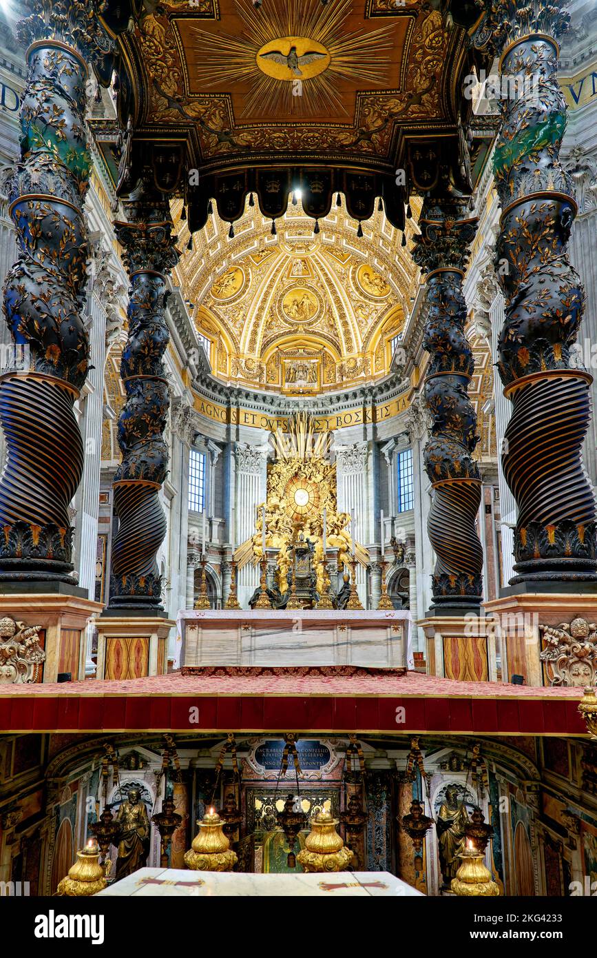 Roma Lazio Italia. Basilica di San Pietro in Piazza San Pietro. L'altare con il baldacchino di Bernini Foto Stock