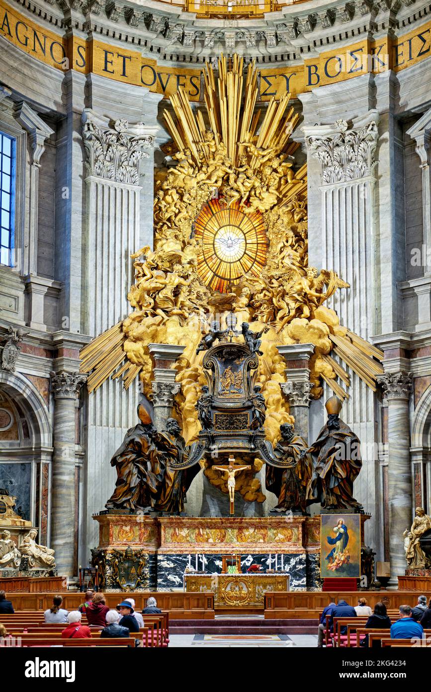 Roma Lazio Italia. Basilica di San Pietro in Piazza San Pietro. La Cattedrale di Bernini Petri e Gloria Foto Stock