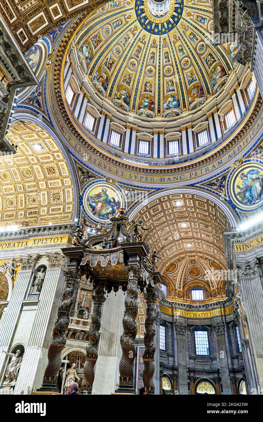 Roma Lazio Italia. Basilica di San Pietro in Piazza San Pietro. L'altare con il baldacchino di Bernini Foto Stock