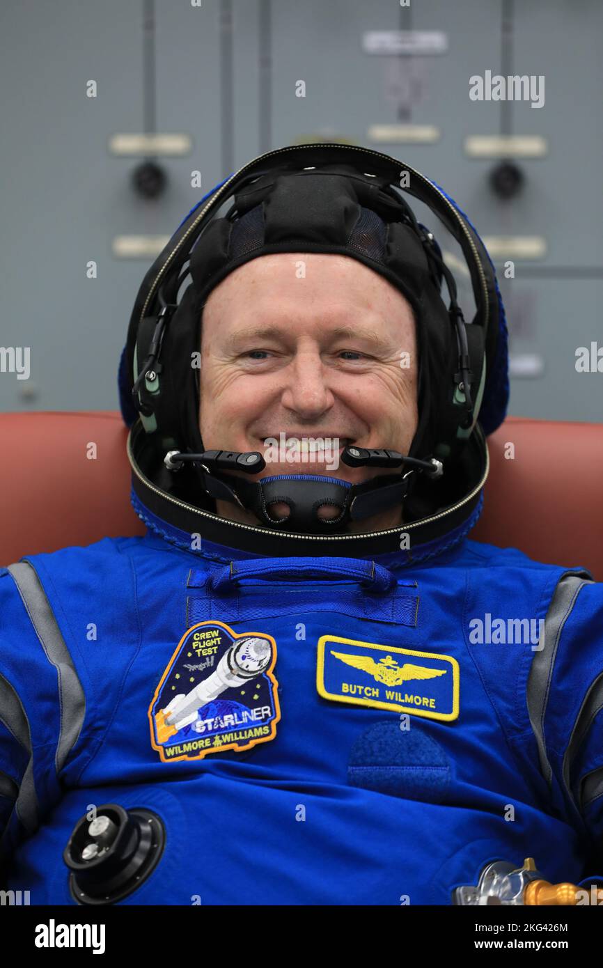 Formazione Boeing Crew. L'astronauta della NASA Barry “Butch” Wilmore, comandante del Boeing Crew Flight Test (CFT), controlla la sua tuta spaziale e il suo casco durante un test di convalida dell'equipaggio all'interno dell'Astronauta Crew Quarters presso il Kennedy Space Center della NASA in Florida il 18 ottobre 2022. Wilmore, insieme agli astronauti della NASA Suni Williams, al pilota CFT e a Mike Fincke, pilota di prova di veicoli spaziali di backup CFT, con l'assistenza del team Boeing, ha completato con successo il test di convalida durante il quale ha adattato e testato il modulo dell'equipaggio pressurizzato per garantire il montaggio del sedile, la funzionalità della tuta, la temperatura dell'abitacolo, il sistema audio, e. Foto Stock Formazione Boeing Crew. L'astronauta della NASA Barry “Butch” Wilmore, comandante del Boeing Crew Flight Test (CFT), controlla la sua tuta spaziale e il suo casco durante un test di convalida dell'equipaggio all'interno dell'Astronauta Crew Quarters presso il Kennedy Space Center della NASA in Florida il 18 ottobre 2022. Wilmore, insieme agli astronauti della NASA Suni Williams, al pilota CFT e a Mike Fincke, pilota di prova di veicoli spaziali di backup CFT, con l'assistenza del team Boeing, ha completato con successo il test di convalida durante il quale ha adattato e testato il modulo dell'equipaggio pressurizzato per garantire il montaggio del sedile, la funzionalità della tuta, la temperatura dell'abitacolo, il sistema audio, e. Foto Stock