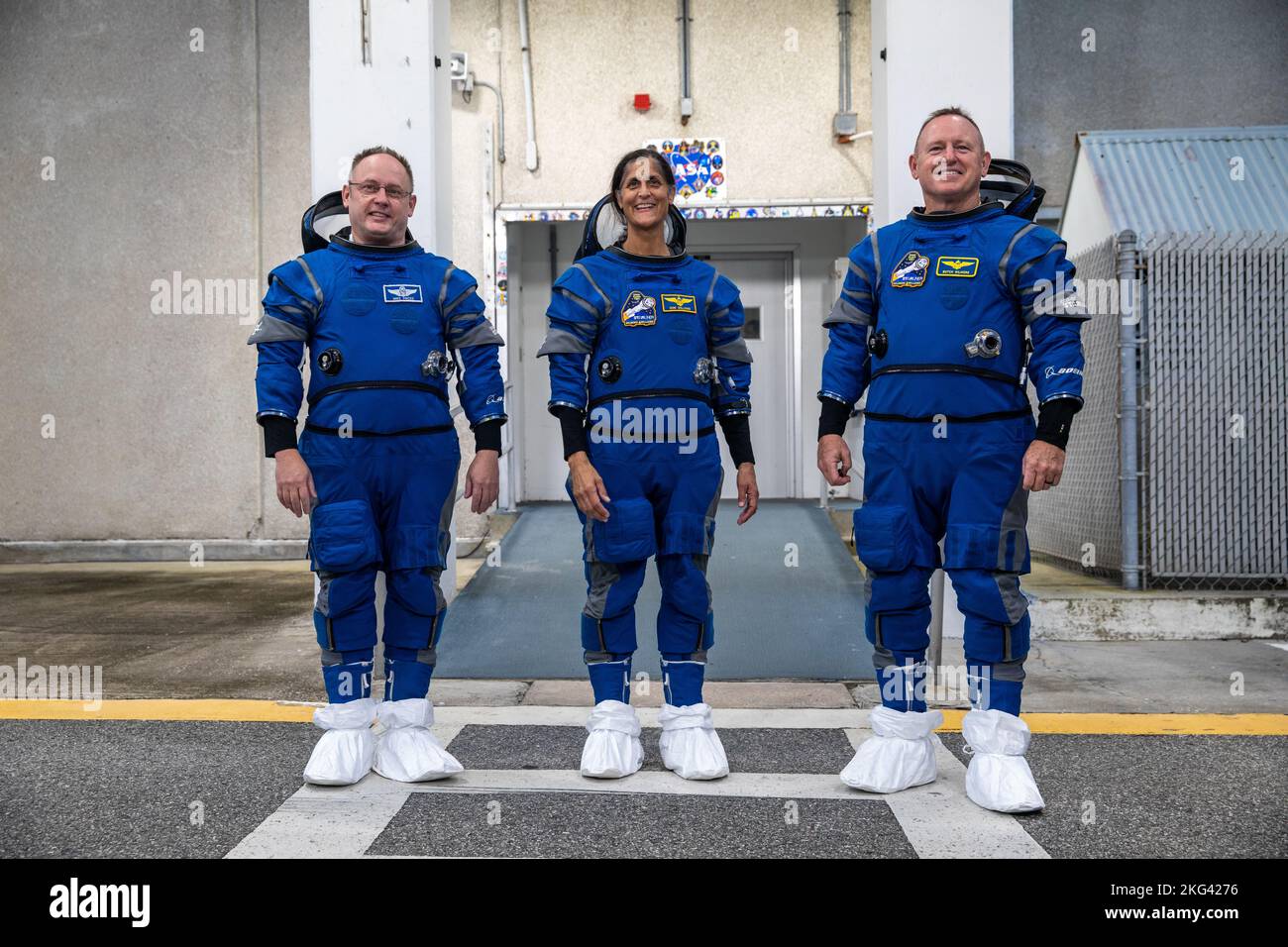 Formazione Boeing Crew. Da sinistra, gli astronauti della NASA Mike Fincke, Suni Williams e Barry “Butch” Wilmore, il pilota e il comandante del Boeing Crew Flight Test (CFT), rispettivamente, escono dal quartier generale dell’astronauta al Kennedy Space Center della NASA in Florida durante un test di convalida dell’equipaggio il 18 ottobre 2022. Gli astronauti, con l'assistenza del team Boeing, hanno completato con successo il test di convalida durante il quale si sono adattati e hanno testato il modulo dell'equipaggio pressurizzato per garantire il montaggio del sedile, la funzionalità della tuta, la temperatura dell'abitacolo, l'impianto audio e le operazioni del giorno del lancio. Boeing Foto Stock