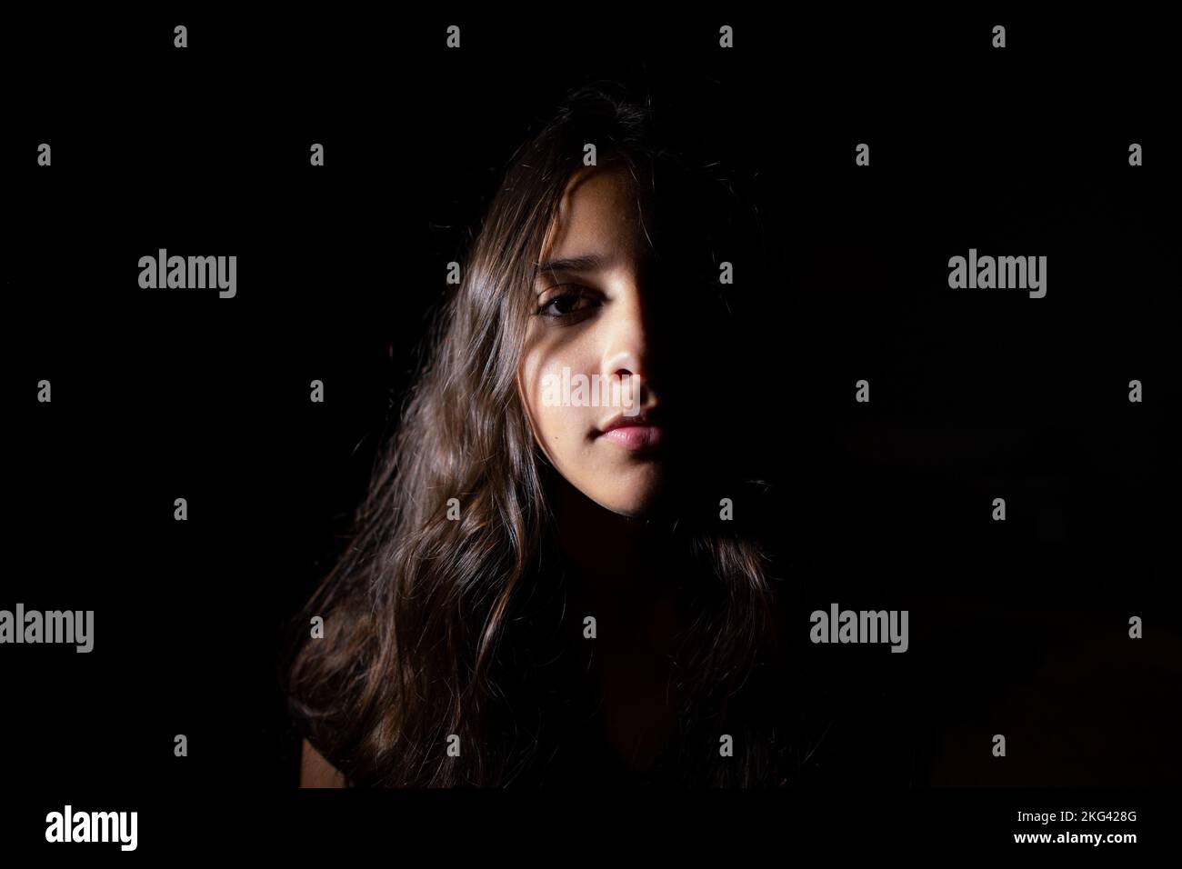 Ritratto di una ragazza adolescente in luce tasto basso Foto Stock