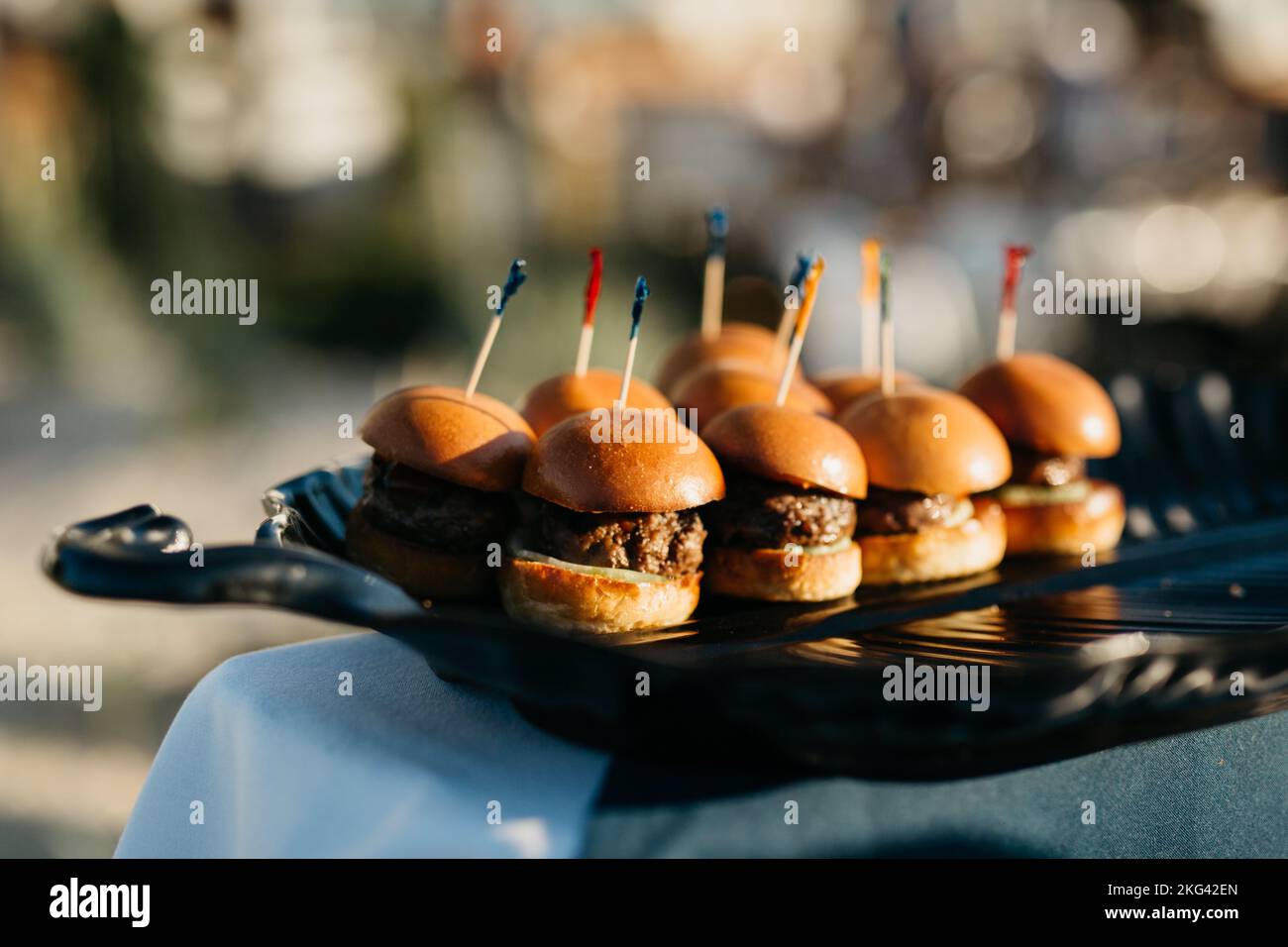 Un piatto di cursori di manzo su un tavolo all'aperto per un evento Foto Stock