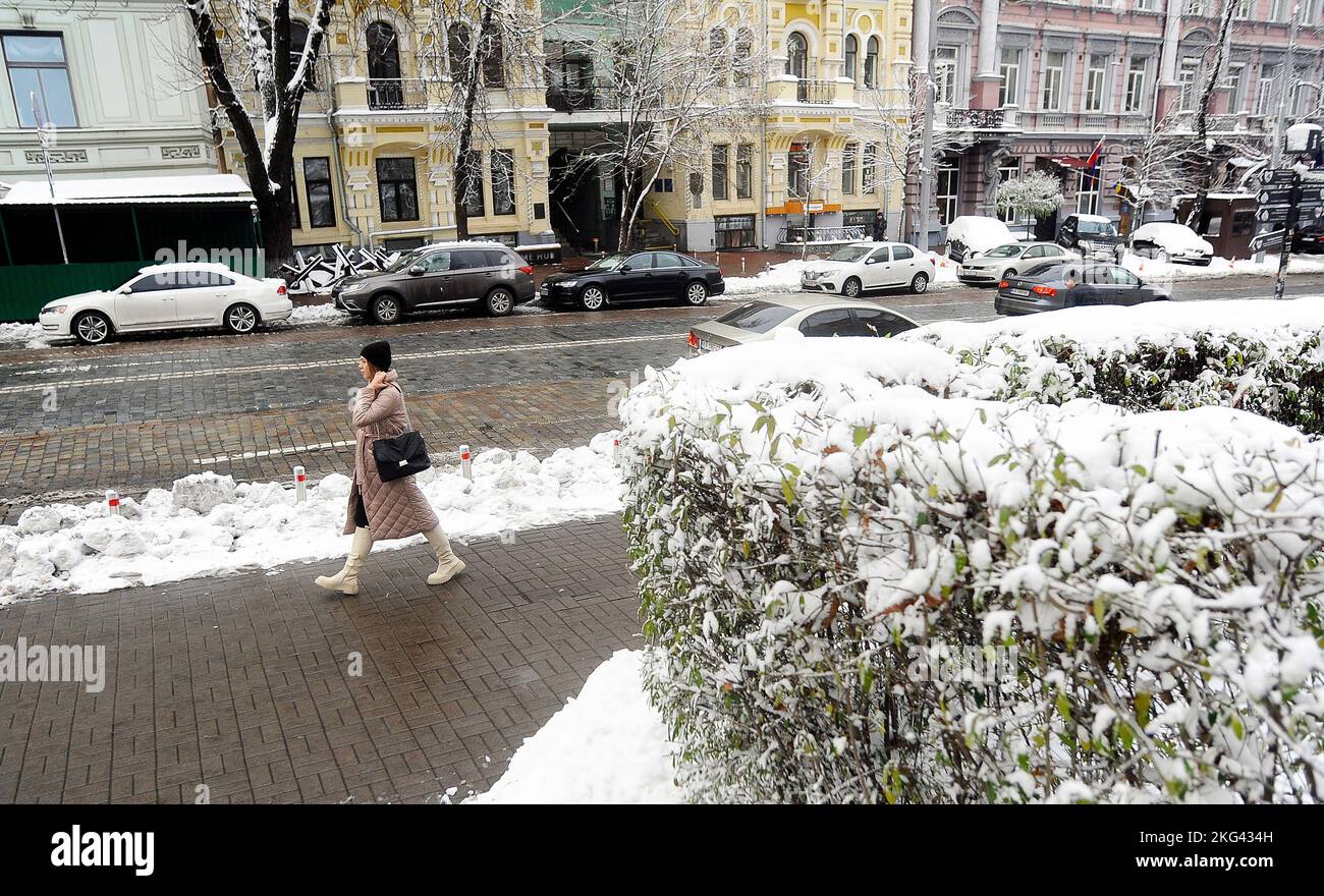 KIEV, UCRAINA - 19 NOVEMBRE 2022 - Una donna cammina lungo una strada innevata a Kiev, capitale dell'Ucraina. Foto Stock