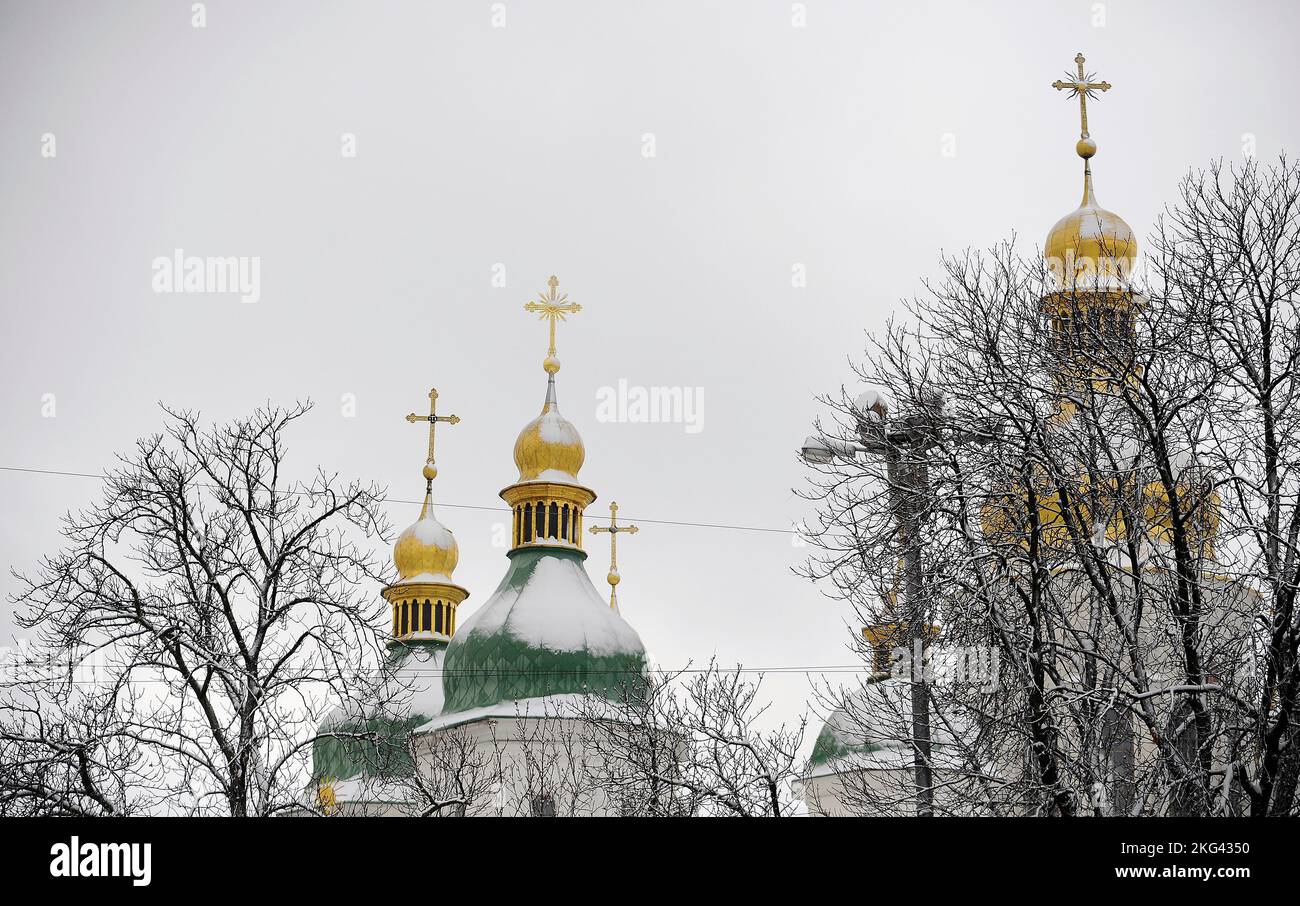 KIEV, UCRAINA - 19 NOVEMBRE 2022 - la neve copre le cupole della Cattedrale di Santa Sofia, Kiev, capitale dell'Ucraina. Foto Stock