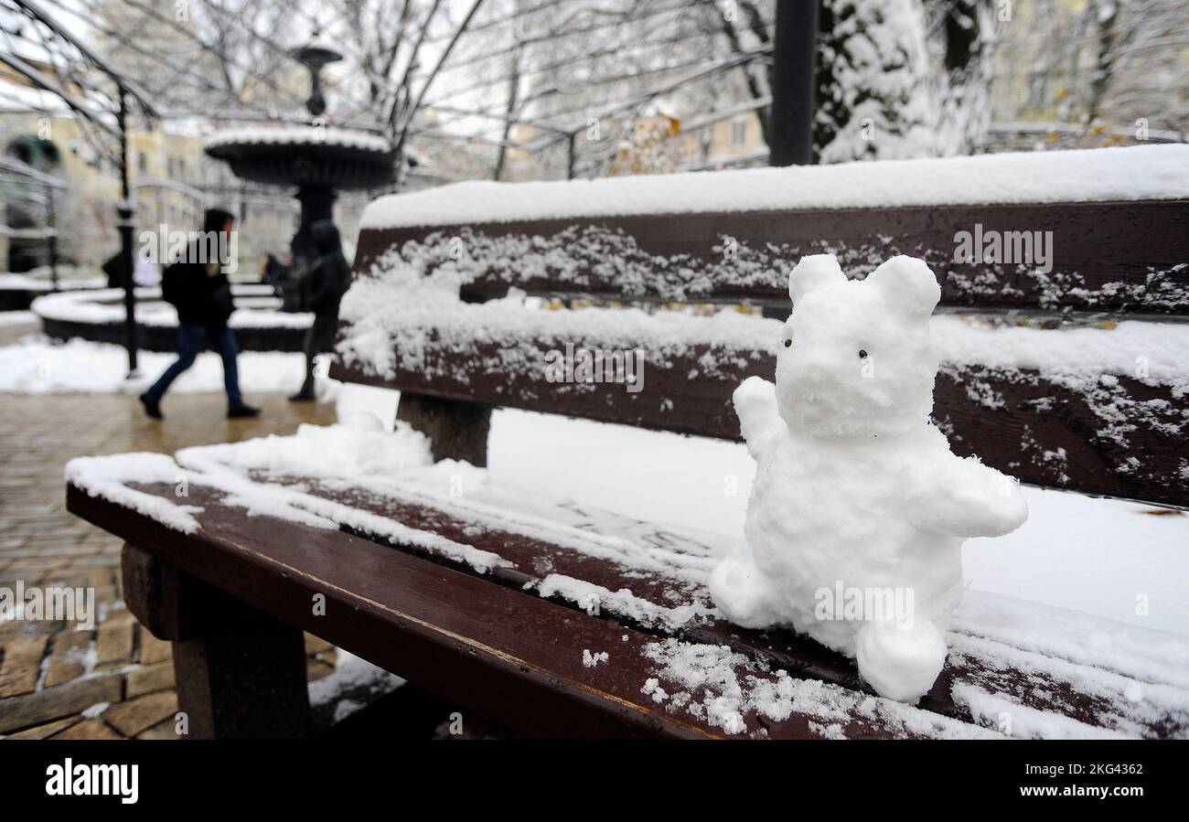 KIEV, UCRAINA - 19 NOVEMBRE 2022 - Una figura fatta di neve è lasciata su una panchina, Kiev, capitale dell'Ucraina. Foto Stock