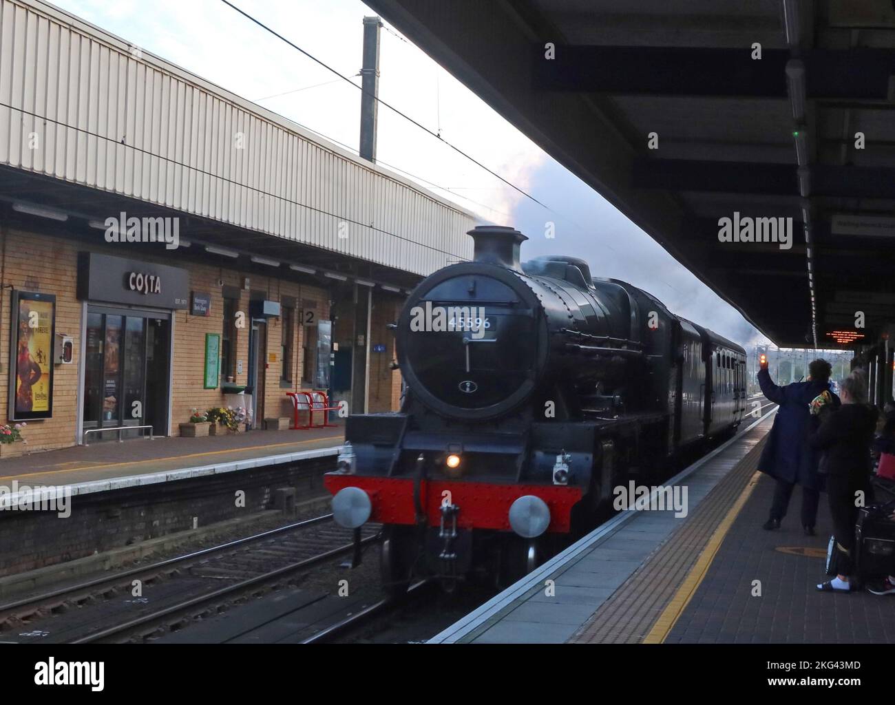 Locomotiva a vapore britannica 45596 conservata che attraversa Bank Quay, stazione ferroviaria, Warrington , Cheshire, Inghilterra, UK,WA1 1LW Foto Stock