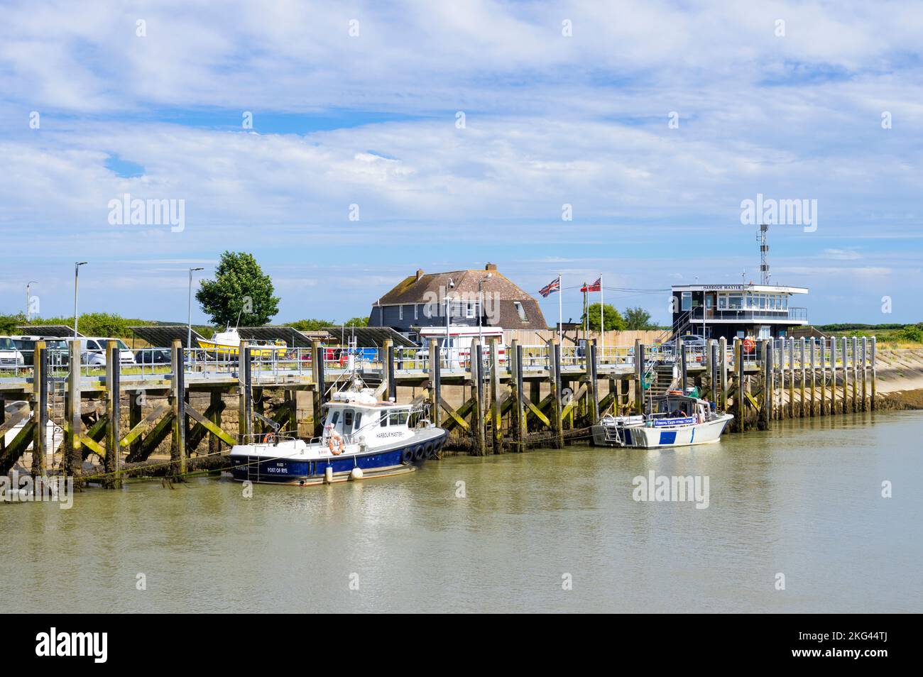 Barche ormeggiate al porto di Rye sul fiume Rother vicino all'ufficio del master di Harbour sulla riva orientale del fiume Rother Sussex Inghilterra UK GB Europe Foto Stock