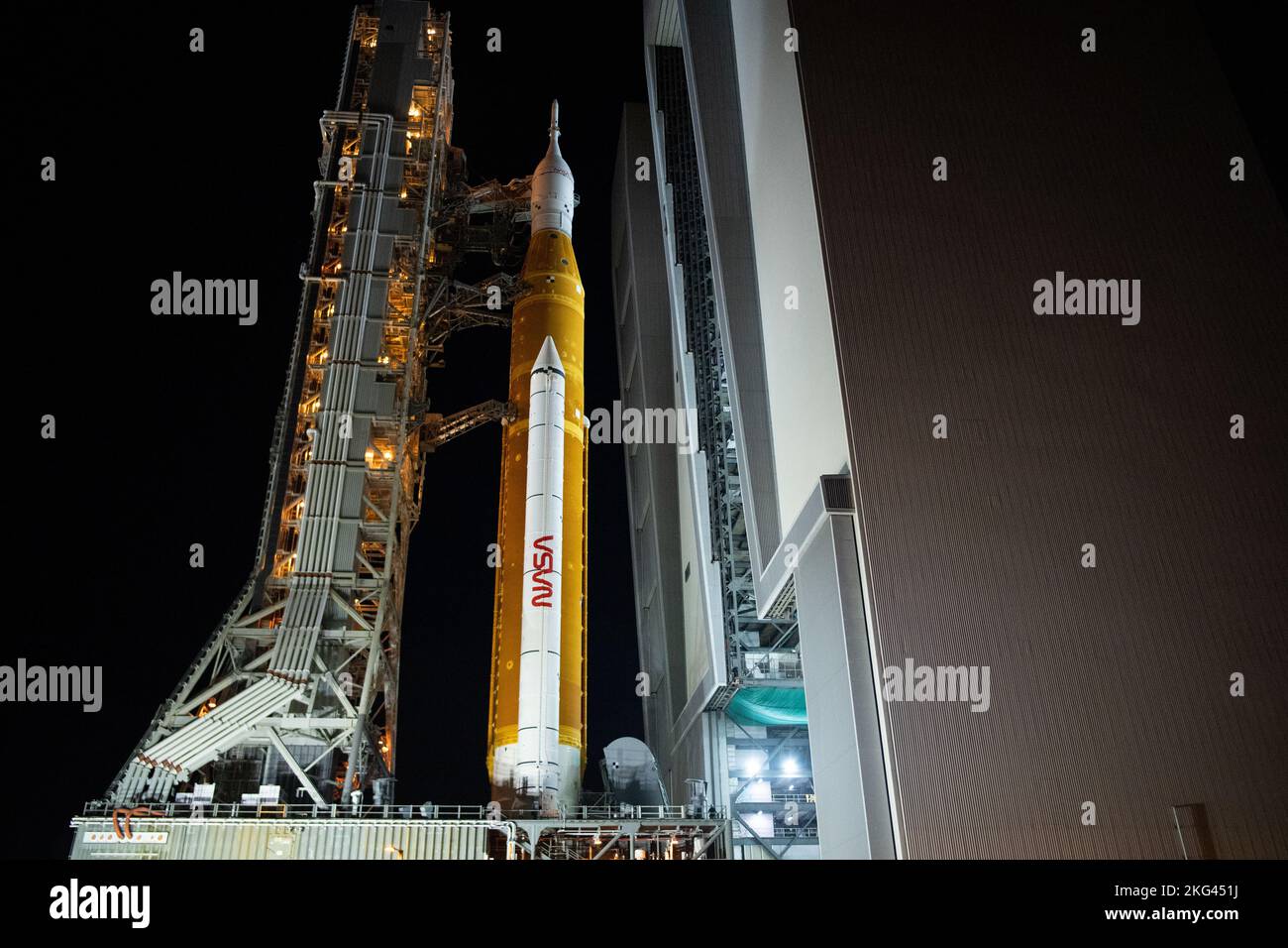 Artemis i rollout. Il razzo Space Launch System (SLS) della NASA con la navicella spaziale Orion a bordo viene visto in cima al lanciatore mobile mentre esce dal Vehicle Assembly Building per lanciare il pad 39B, giovedì 3 novembre 2022, al Kennedy Space Center della NASA in Florida. La missione Artemis i della NASA è il primo test integrato dei sistemi di esplorazione dello spazio profondo dell’agenzia: La navicella spaziale Orion, il razzo SLS e i sistemi di supporto a terra. Il lancio del test di volo senza equipaggio è previsto per il 14 novembre alle ore 12:07 EST. Foto Stock