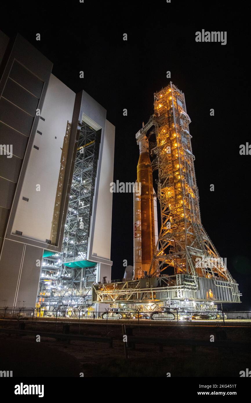 Artemis i lancio per il lancio. Il lanciatore mobile, con il razzo Space Launch System (SLS) della NASA e la navicella spaziale Orion in cima, esce dall’High Bay 3 del Vehicle Assembly Building per iniziare il suo viaggio di 4,2 miglia verso il Launch Pad 39B al Kennedy Space Center della NASA in Florida il 4 novembre 2022. Artemis i sarà il primo test integrato del razzo SLS e della navicella spaziale Orion della NASA e sarà lanciato lunedì 14 novembre. L'obiettivo primario di Artemis i è quello di testare a fondo i sistemi integrati prima delle missioni con equipaggio lanciando Orion in cima al razzo SLS, azionando la navicella spaziale in uno spazio profondo envir Foto Stock