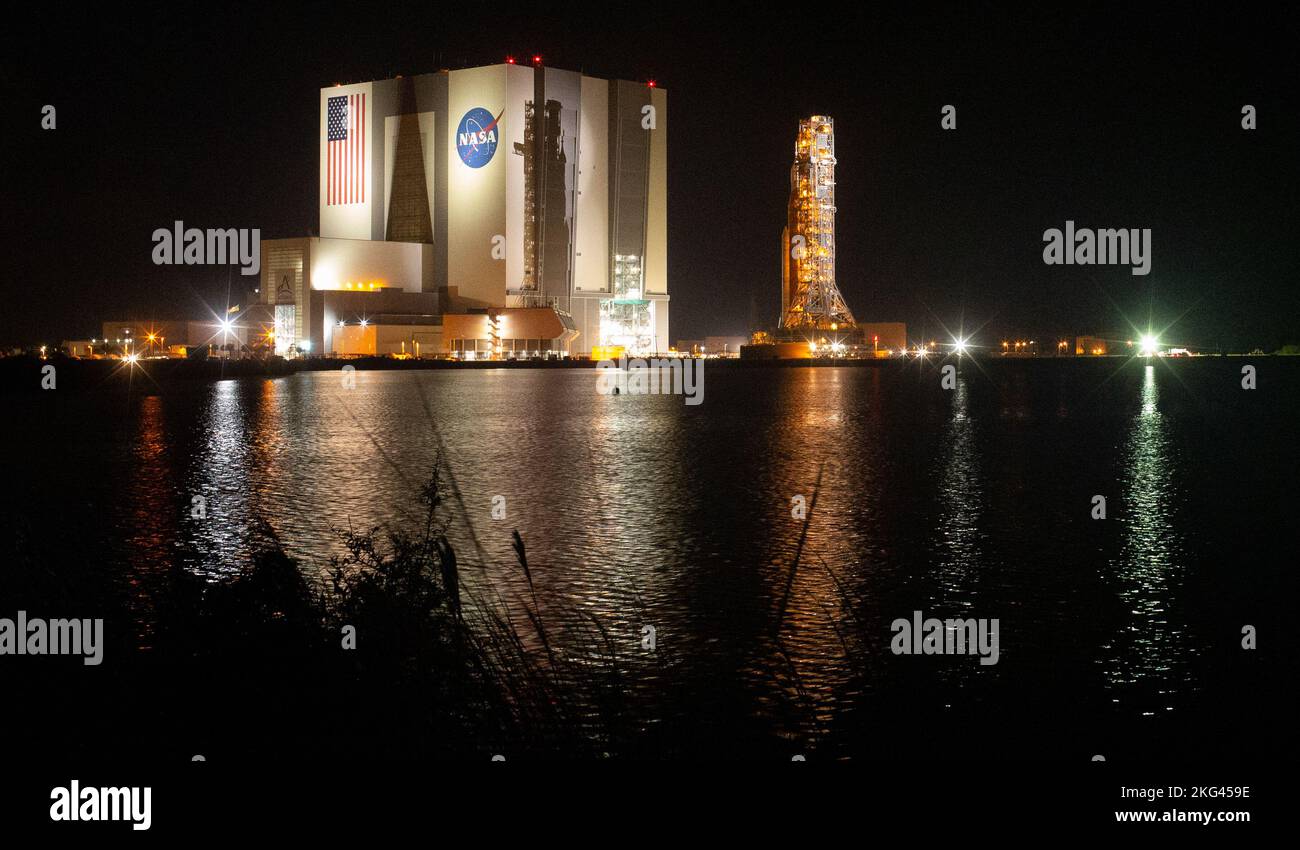 Artemis i rollout. Il razzo Space Launch System (SLS) della NASA con la navicella spaziale Orion a bordo viene visto in cima a un lanciatore mobile mentre esce dal Vehicle Assembly Building per lanciare il pad 39B, venerdì 4 novembre 2022, al Kennedy Space Center della NASA in Florida. La missione Artemis i della NASA è il primo test integrato dei sistemi di esplorazione dello spazio profondo dell’agenzia: La navicella spaziale Orion, il razzo SLS e i sistemi di supporto a terra. Il lancio del test di volo senza equipaggio è previsto per il 14 novembre alle ore 12:07 EST. Foto Stock