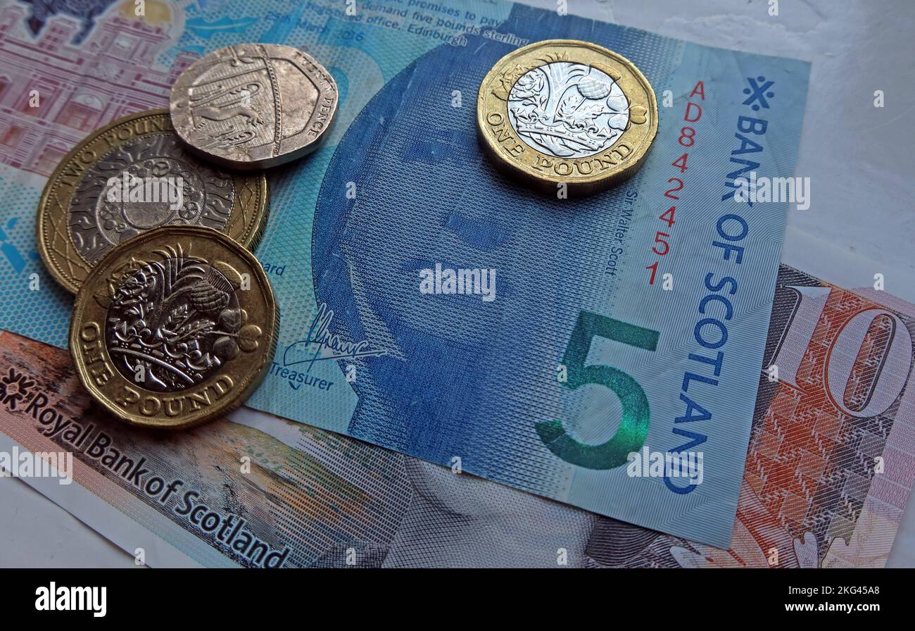 Banconote in polimero scozzese con monete in sterline, in uso in Scozia, Regno Unito - Five Pound, Ten Pound BOS Bank of Scotland Foto Stock