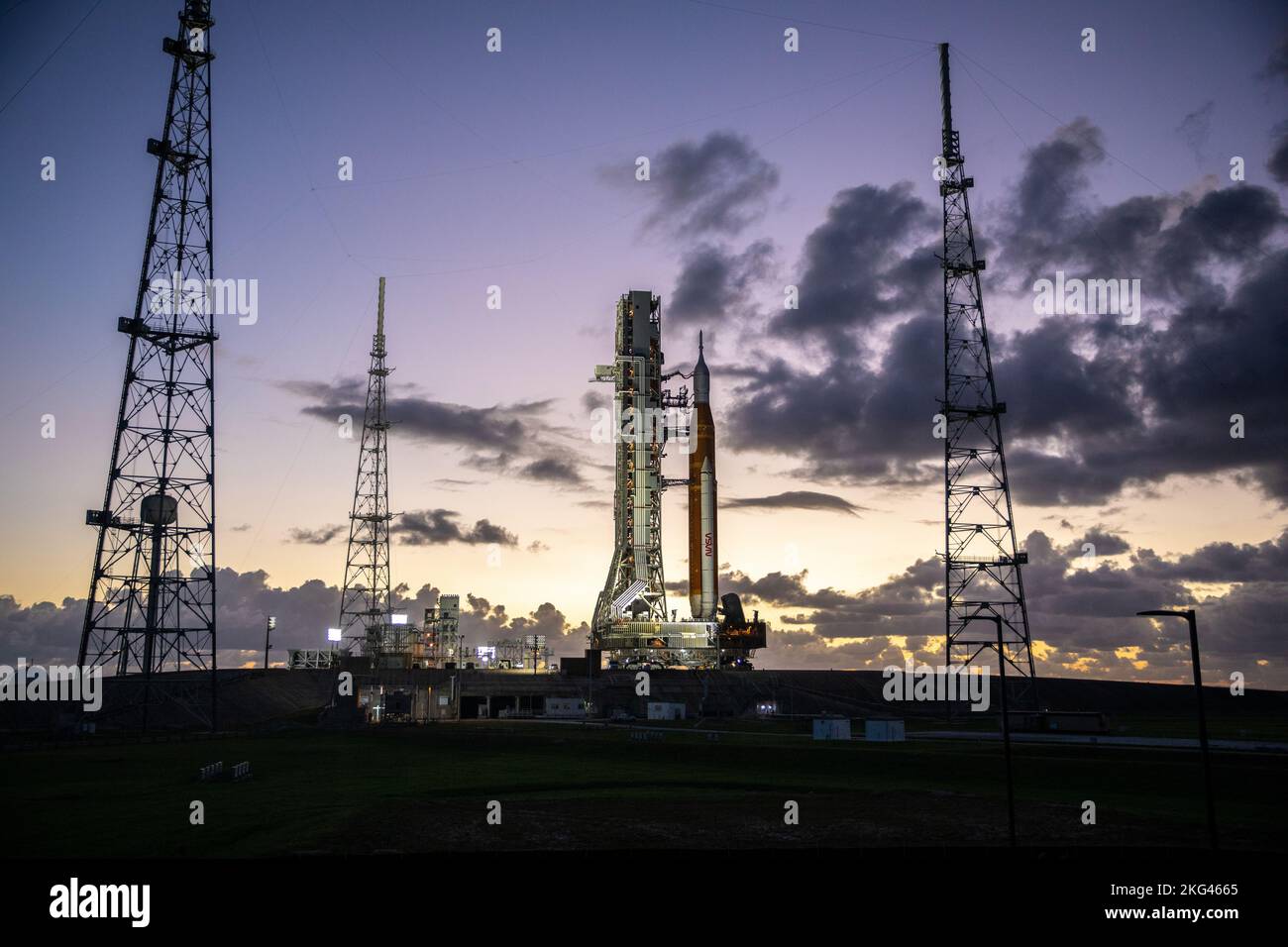 Artemis i lancio per il lancio. Il razzo Space Launch System (SLS) della NASA e la navicella spaziale Orion, in piedi in cima al lanciatore mobile, arrivano al Launch Pad 39B presso il Kennedy Space Center in Florida il 4 novembre 2022, prima del lancio di Artemis i senza equipaggio. Artemis i sarà il primo test integrato del razzo SLS e della navicella spaziale Orion della NASA e sarà lanciato lunedì 14 novembre. L'obiettivo primario di Artemis i è testare a fondo i sistemi integrati prima delle missioni con equipaggio lanciando Orion in cima al razzo SLS, azionando la navicella spaziale in un ambiente spaziale profondo, testando il calore di Orion Foto Stock