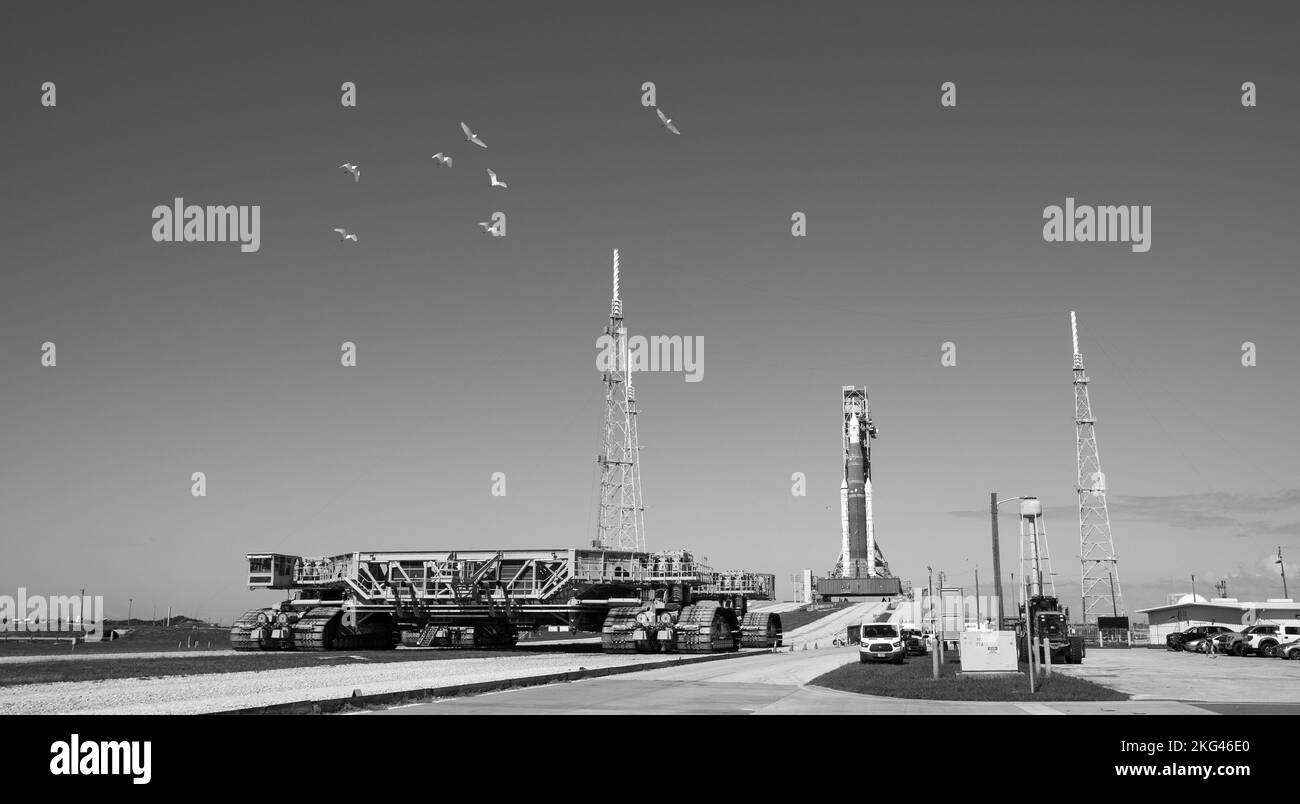 Prefettura di Artemis I. Il razzo Space Launch System (SLS) della NASA con la navicella spaziale Orion a bordo viene visto in cima a un lanciatore mobile al Launch Pad 39B, venerdì 4 novembre 2022, mentre Crawler Transporter-2 parte dal pad in seguito all'implementazione al Kennedy Space Center della NASA in Florida. La missione Artemis i della NASA è il primo test integrato dei sistemi di esplorazione dello spazio profondo dell’agenzia: La navicella spaziale Orion, il razzo SLS e i sistemi di supporto a terra. Il lancio del test di volo senza equipaggio è previsto per il 14 novembre alle ore 12:07 EST. Foto Stock