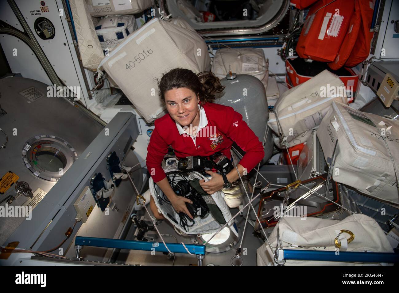 La cosmonauta Anna Kikina prepara le fotocamere per la fotografia terrestre dal modulo Harmony a bordo della ISS durante la spedizione 68. Foto Stock