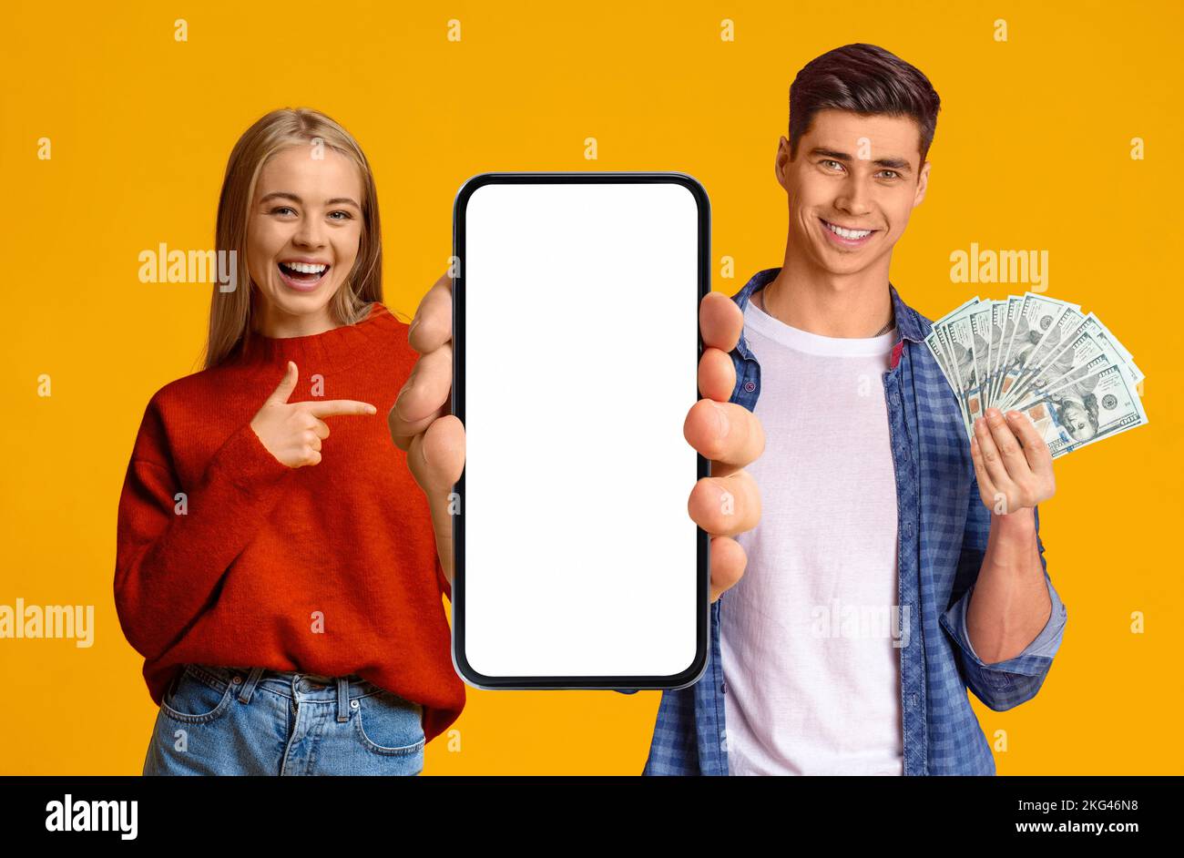 Giovane coppia allegra con smartphone e denaro contante, beffa Foto Stock